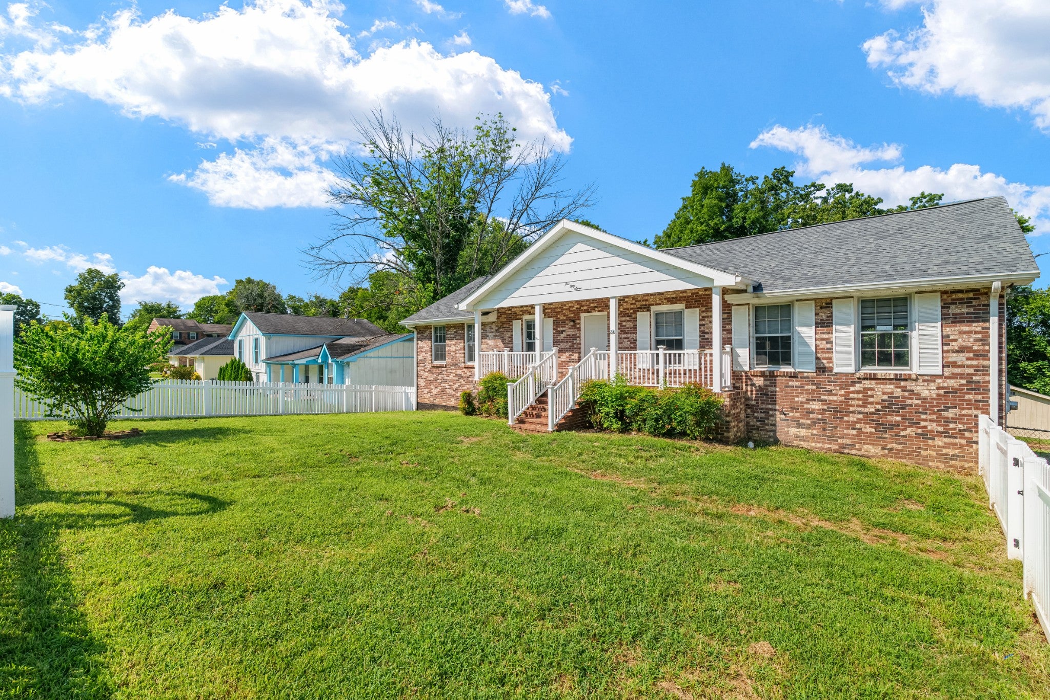 557 Castlegate Dr