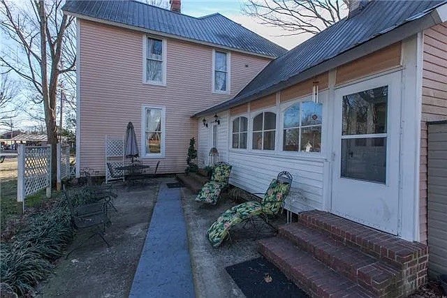 207 Webb Rd E