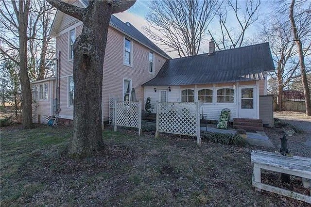 207 Webb Rd E