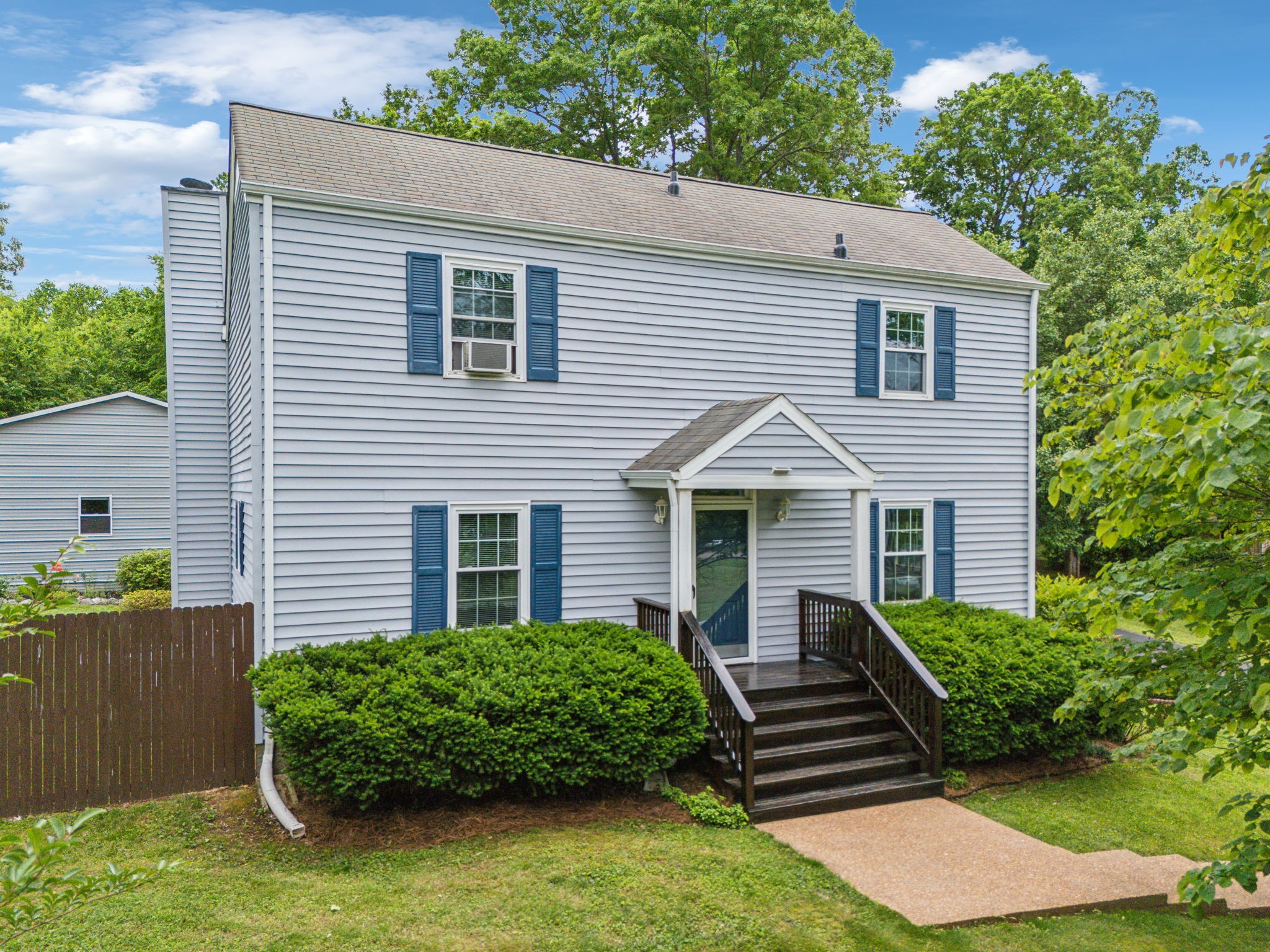 838 Hillside Dr
