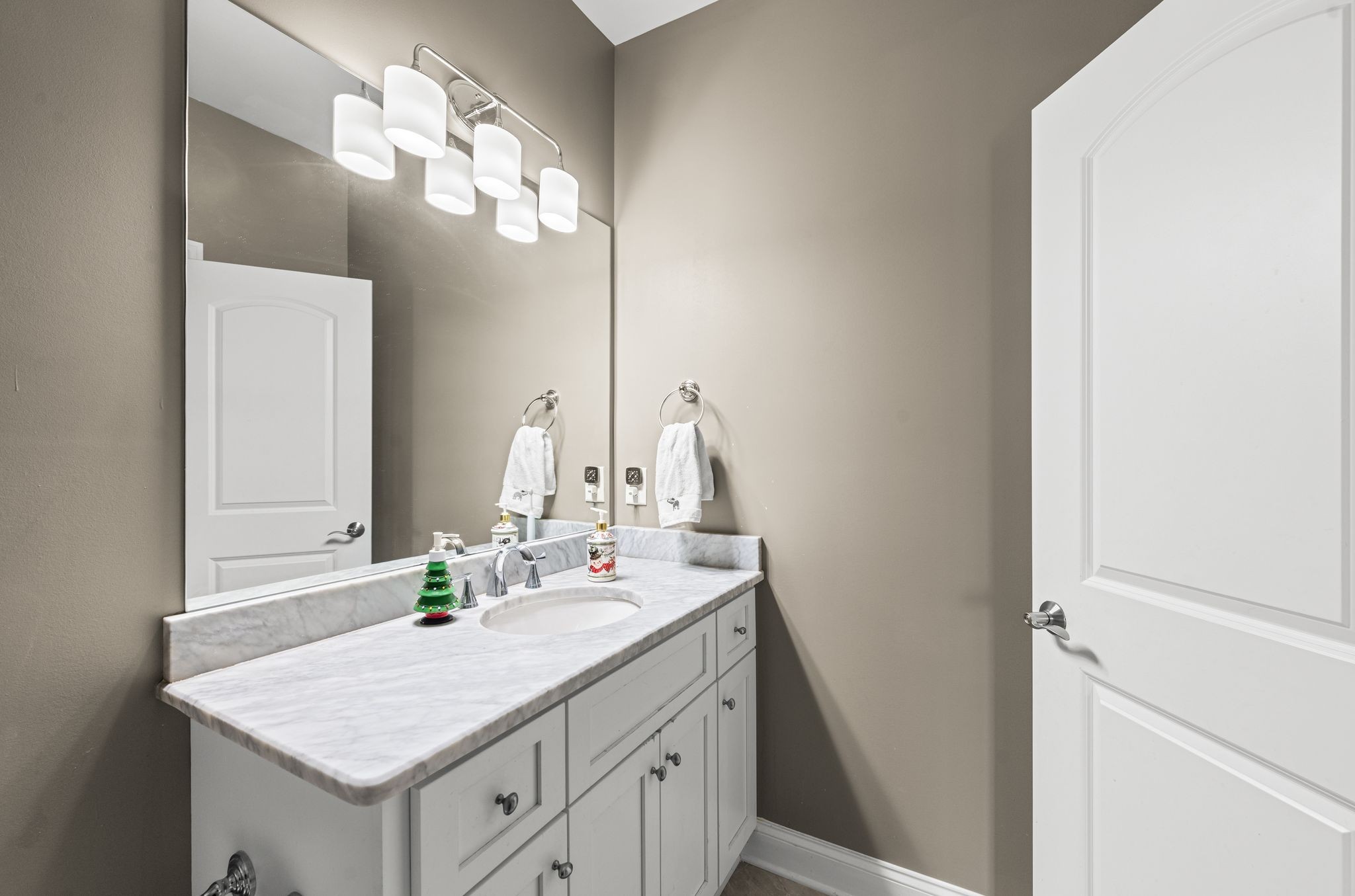 Nashville, Tennessee 37215, United States, 5 Bedrooms Bedrooms, ,5 BathroomsBathrooms,Residential,Active,256952