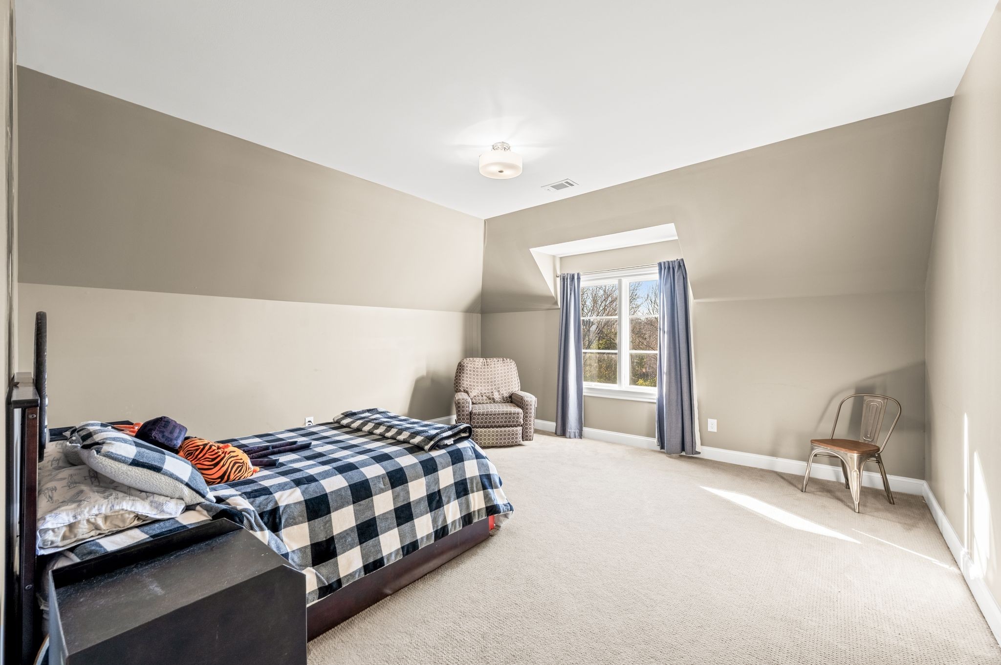 Nashville, Tennessee 37215, United States, 5 Bedrooms Bedrooms, ,5 BathroomsBathrooms,Residential,Active,256952