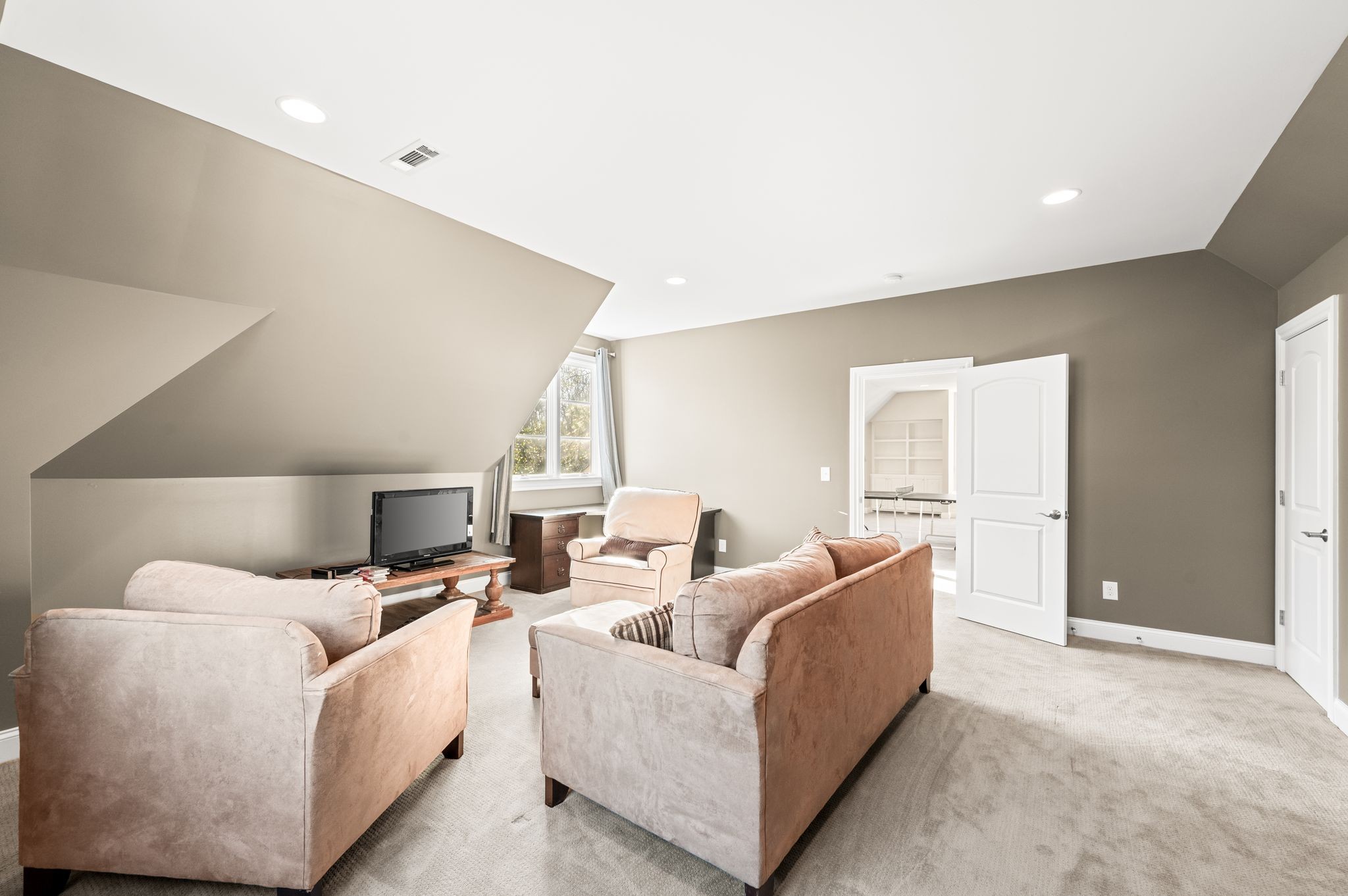 Nashville, Tennessee 37215, United States, 5 Bedrooms Bedrooms, ,5 BathroomsBathrooms,Residential,Active,256952