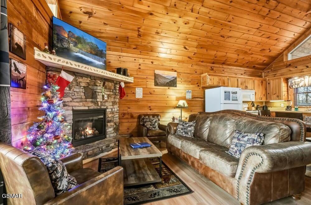 1779 Mountain Shadows Way