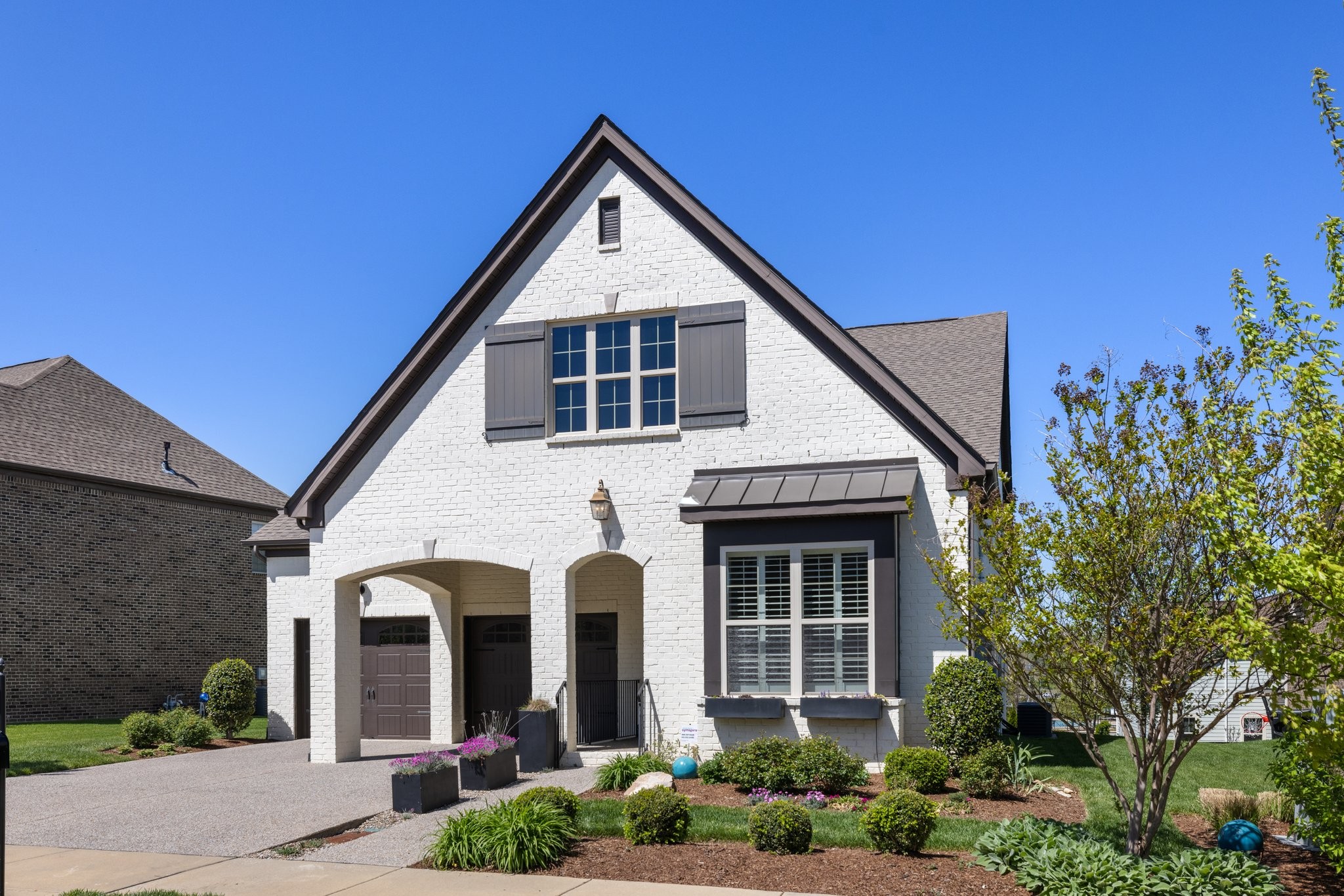 5012 Laughing Brook Ln