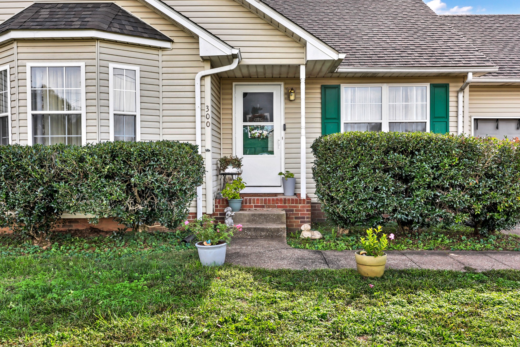 300 HUNTER OWENS COURT