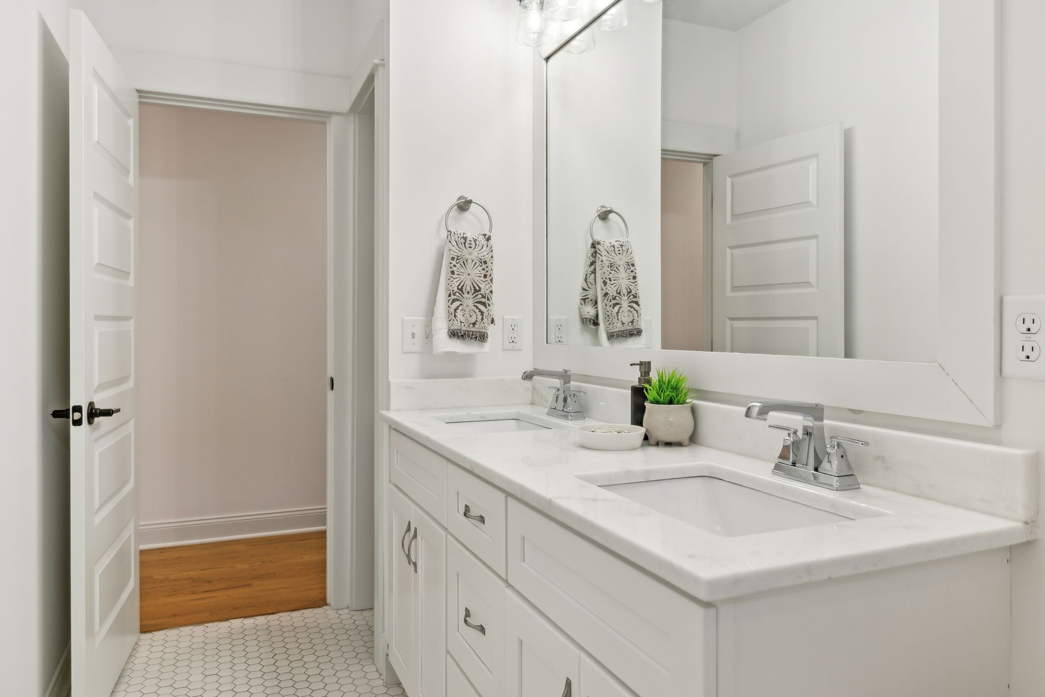 Nashville, Tennessee 37210, United States, 3 Bedrooms Bedrooms, ,3 BathroomsBathrooms,Residential,Pending,7907