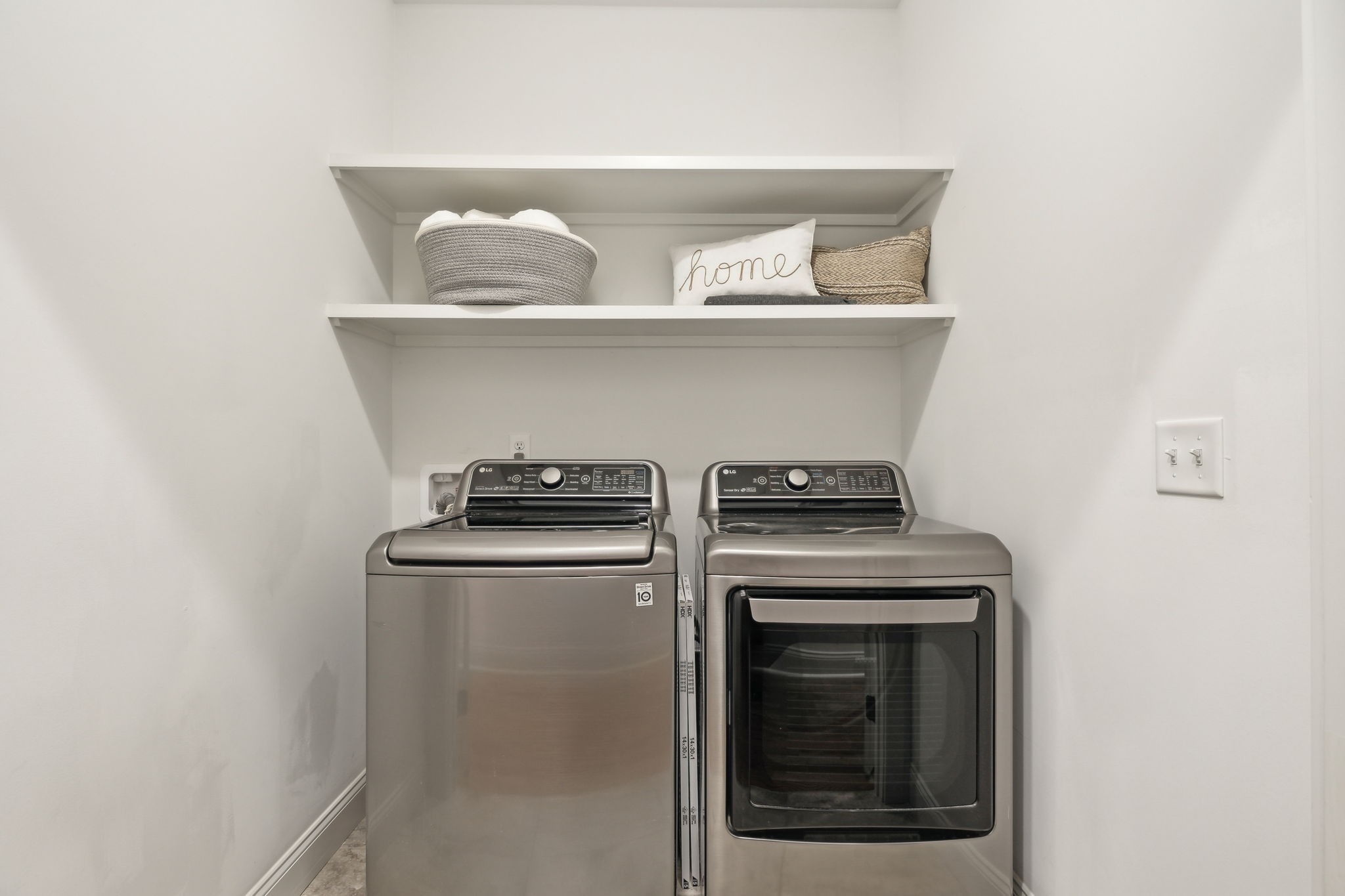 Nashville, Tennessee 37210, United States, 3 Bedrooms Bedrooms, ,3 BathroomsBathrooms,Residential,Pending,7907