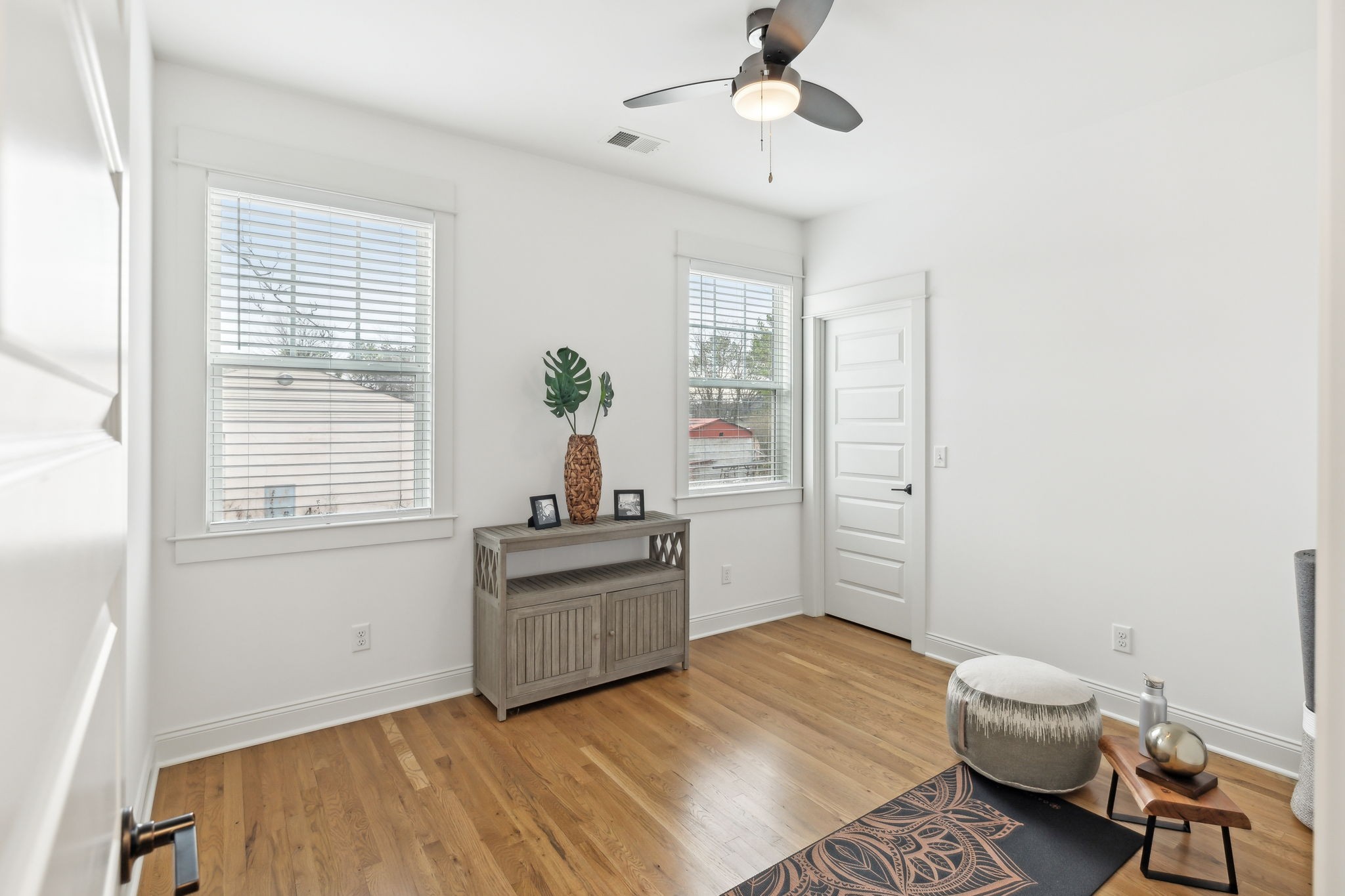 Nashville, Tennessee 37210, United States, 3 Bedrooms Bedrooms, ,3 BathroomsBathrooms,Residential,Pending,7907