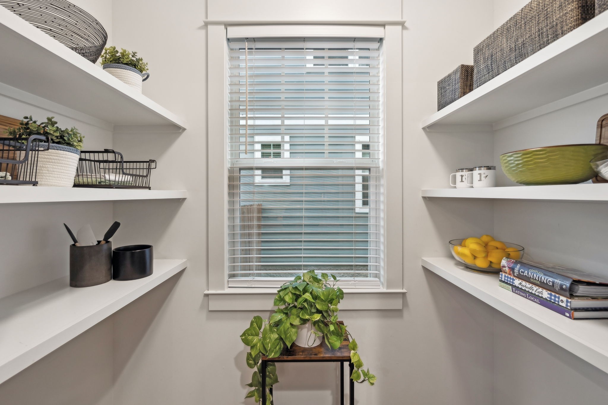 Nashville, Tennessee 37210, United States, 3 Bedrooms Bedrooms, ,3 BathroomsBathrooms,Residential,Pending,7907