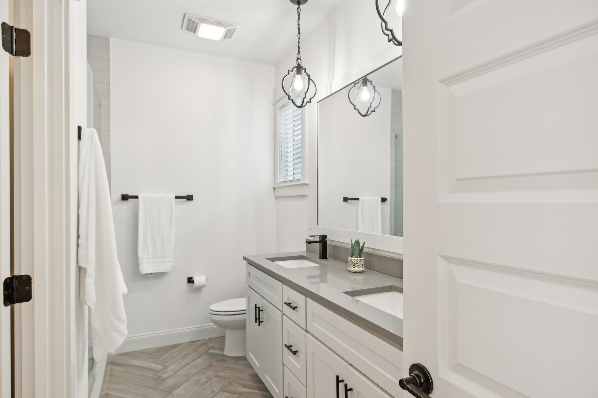 Nashville, Tennessee 37210, United States, 3 Bedrooms Bedrooms, ,3 BathroomsBathrooms,Residential,Pending,7907