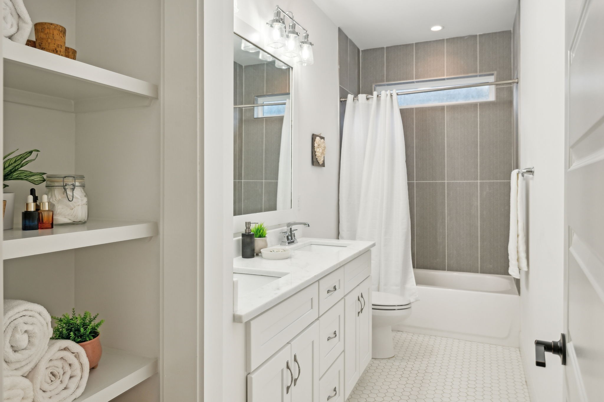 Nashville, Tennessee 37210, United States, 3 Bedrooms Bedrooms, ,3 BathroomsBathrooms,Residential,Pending,7907