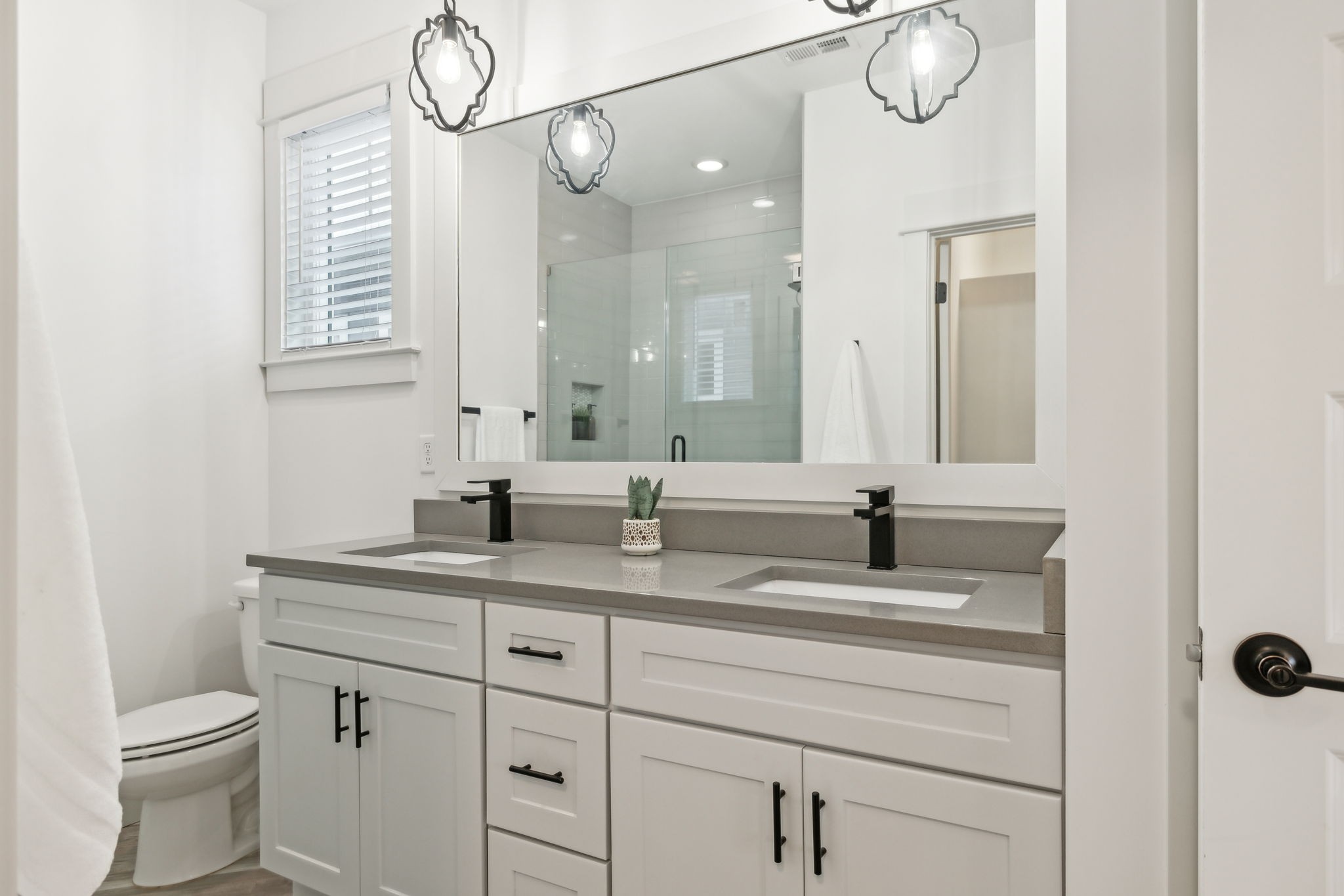 Nashville, Tennessee 37210, United States, 3 Bedrooms Bedrooms, ,3 BathroomsBathrooms,Residential,Pending,7907