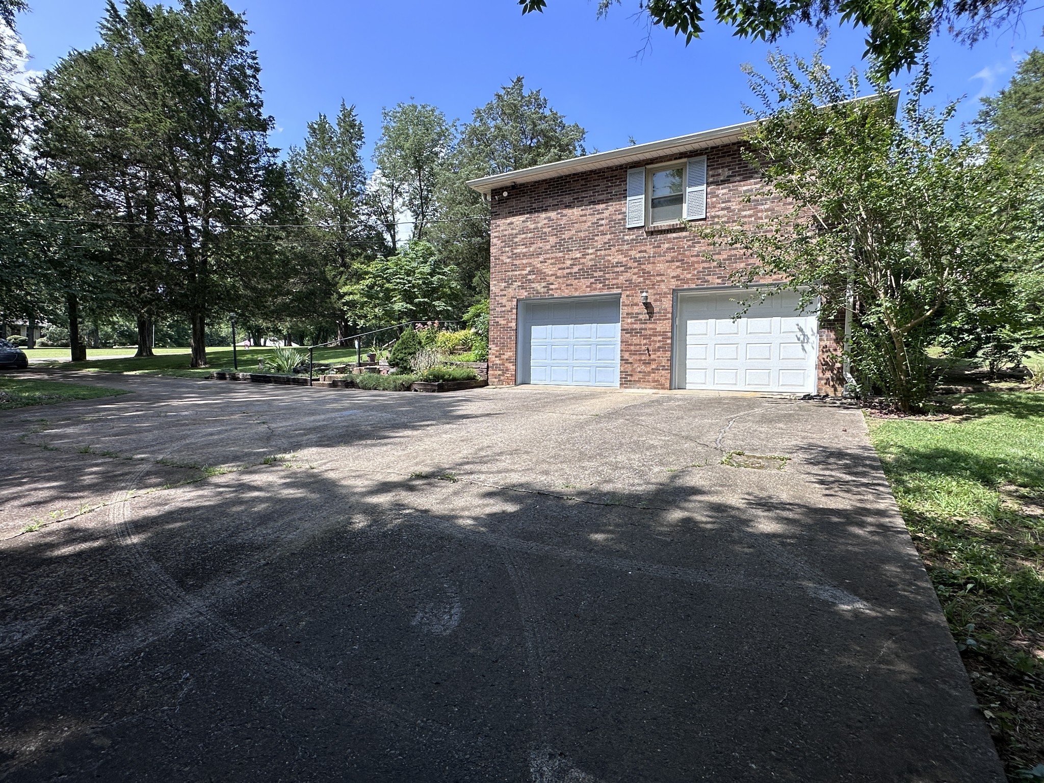 1016 Lakeview Dr