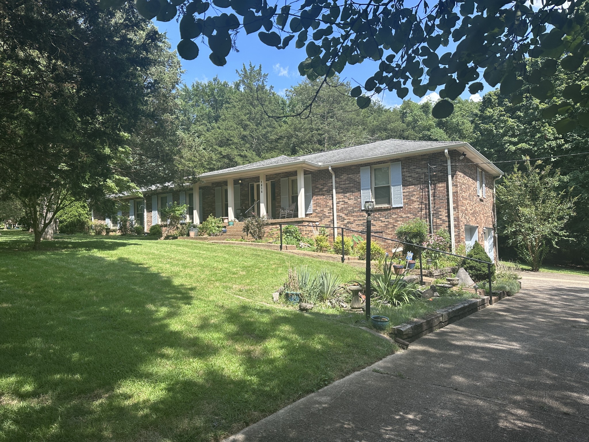 1016 Lakeview Dr