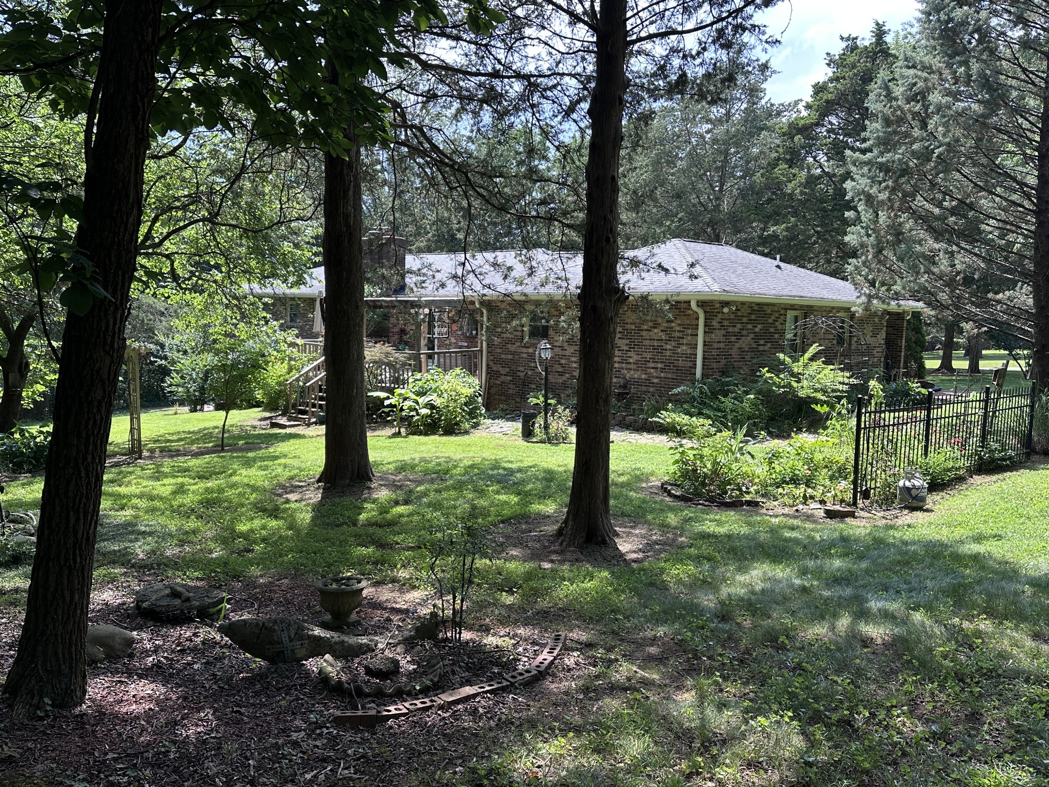 1016 Lakeview Dr