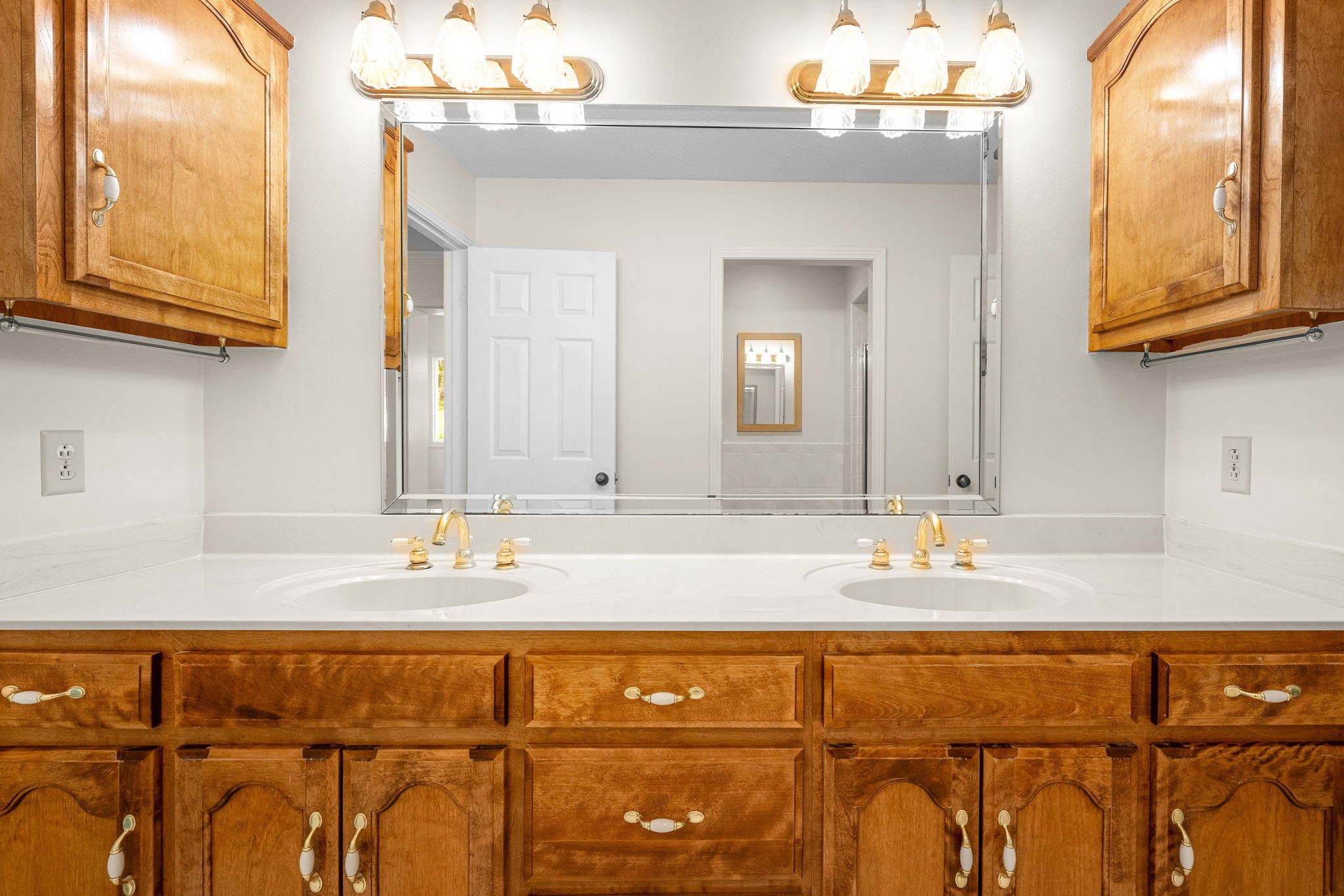 Clarksville, Tennessee 37043, United States, 3 Bedrooms Bedrooms, ,3 BathroomsBathrooms,Residential,Active,216976