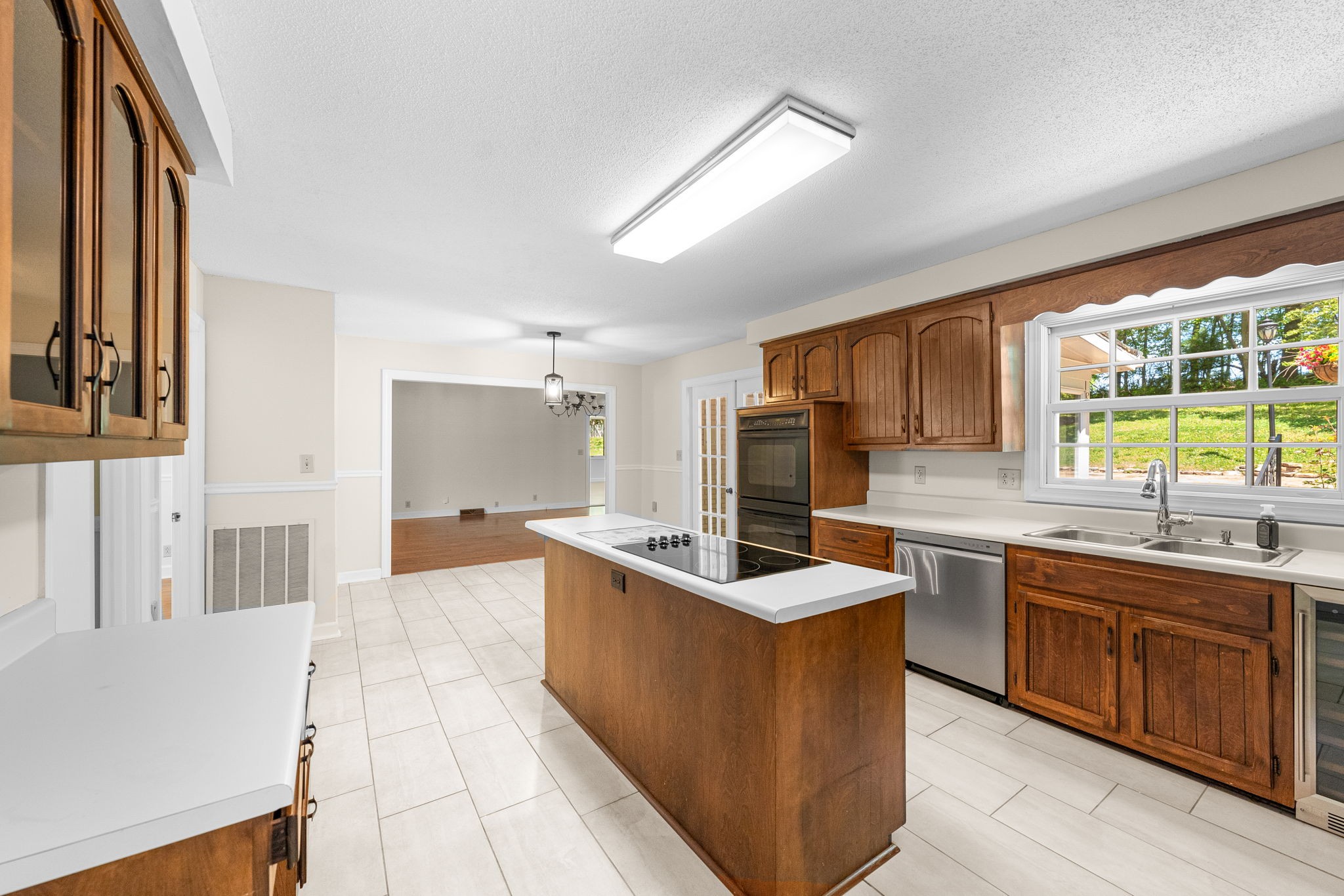 Clarksville, Tennessee 37043, United States, 3 Bedrooms Bedrooms, ,3 BathroomsBathrooms,Residential,Active,216976