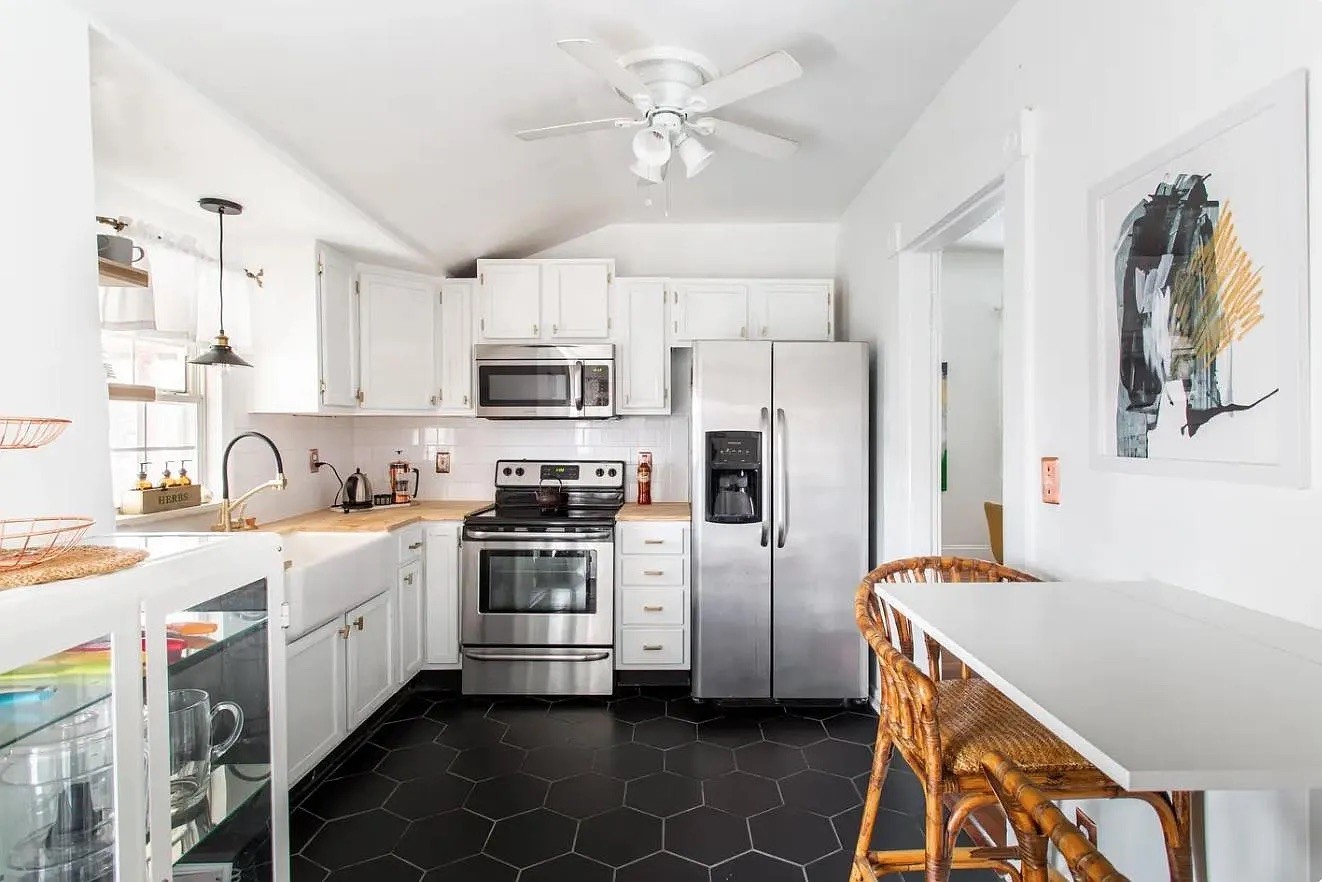 1207 Paris Ave