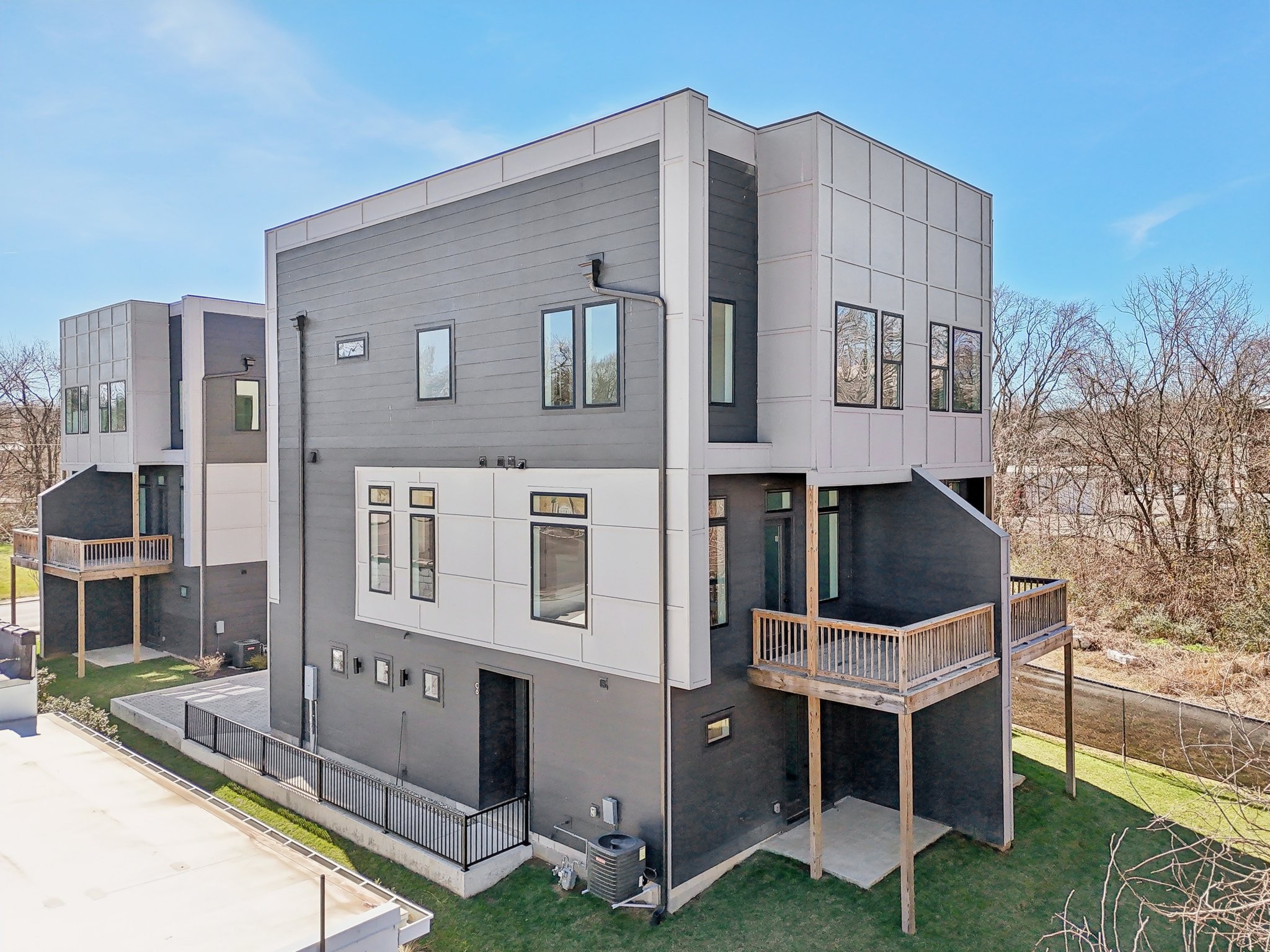 107 E 9th St C6