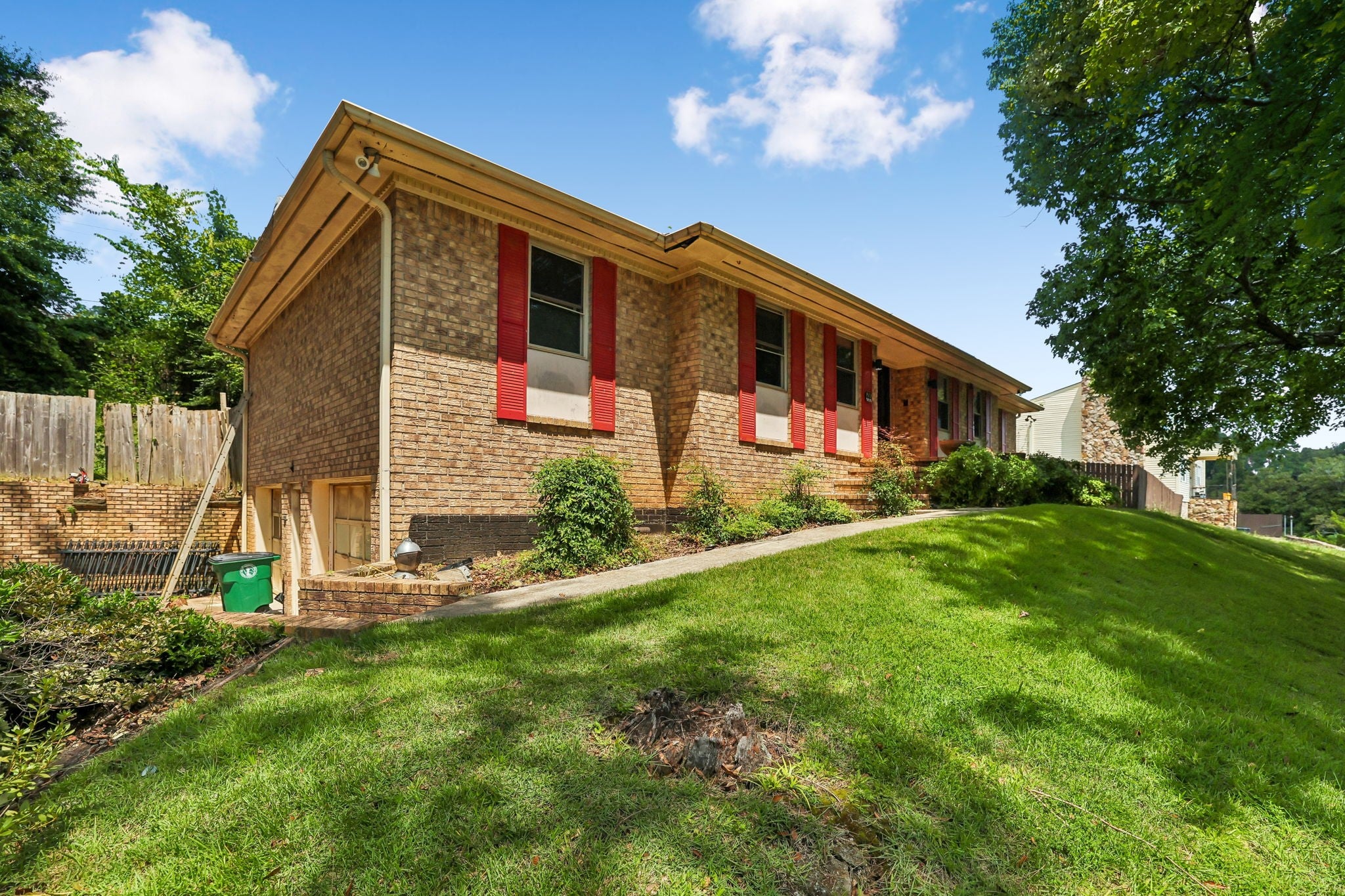 913 Belvoir Hills Cir