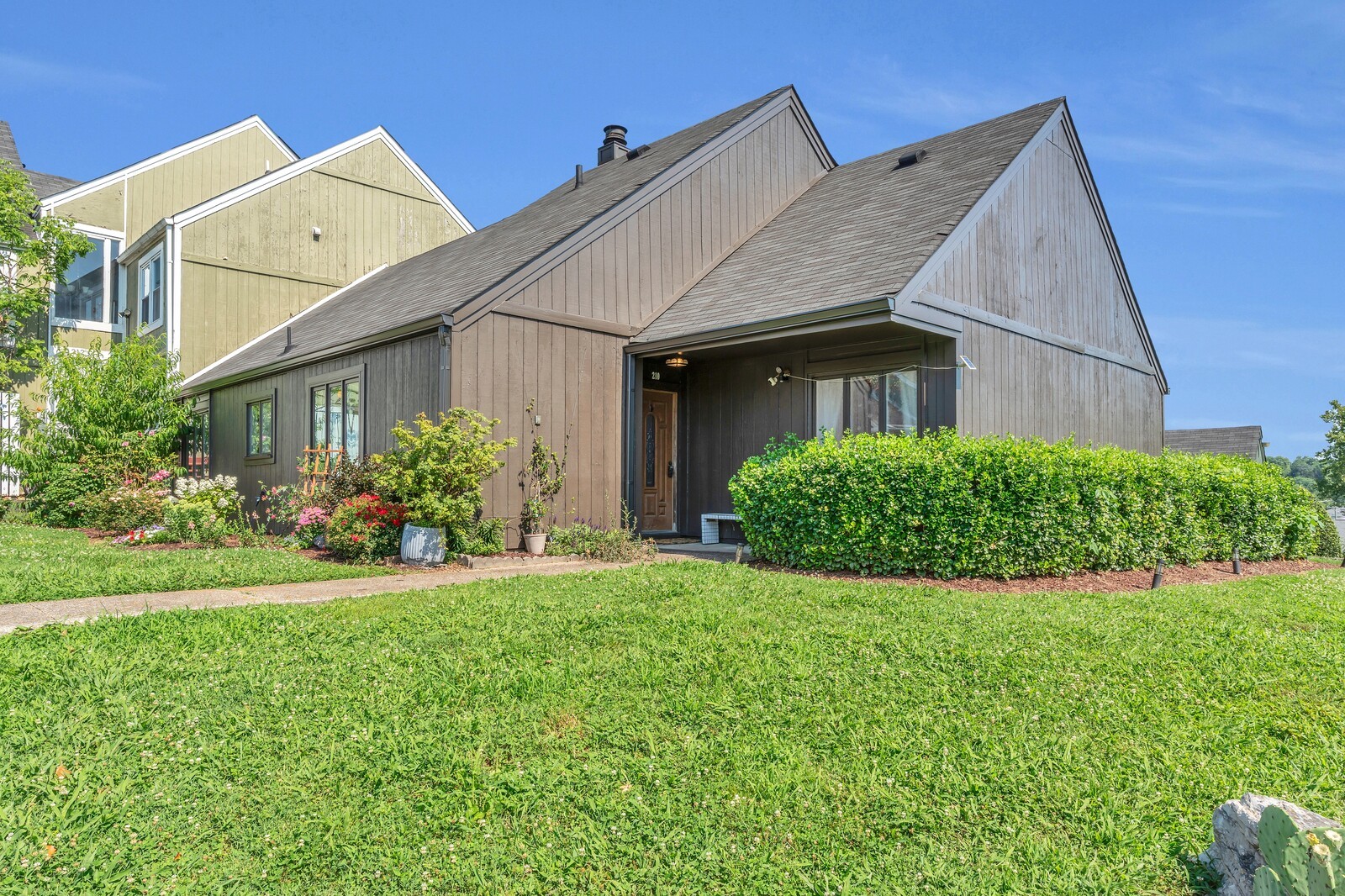 210 Raintree Dr