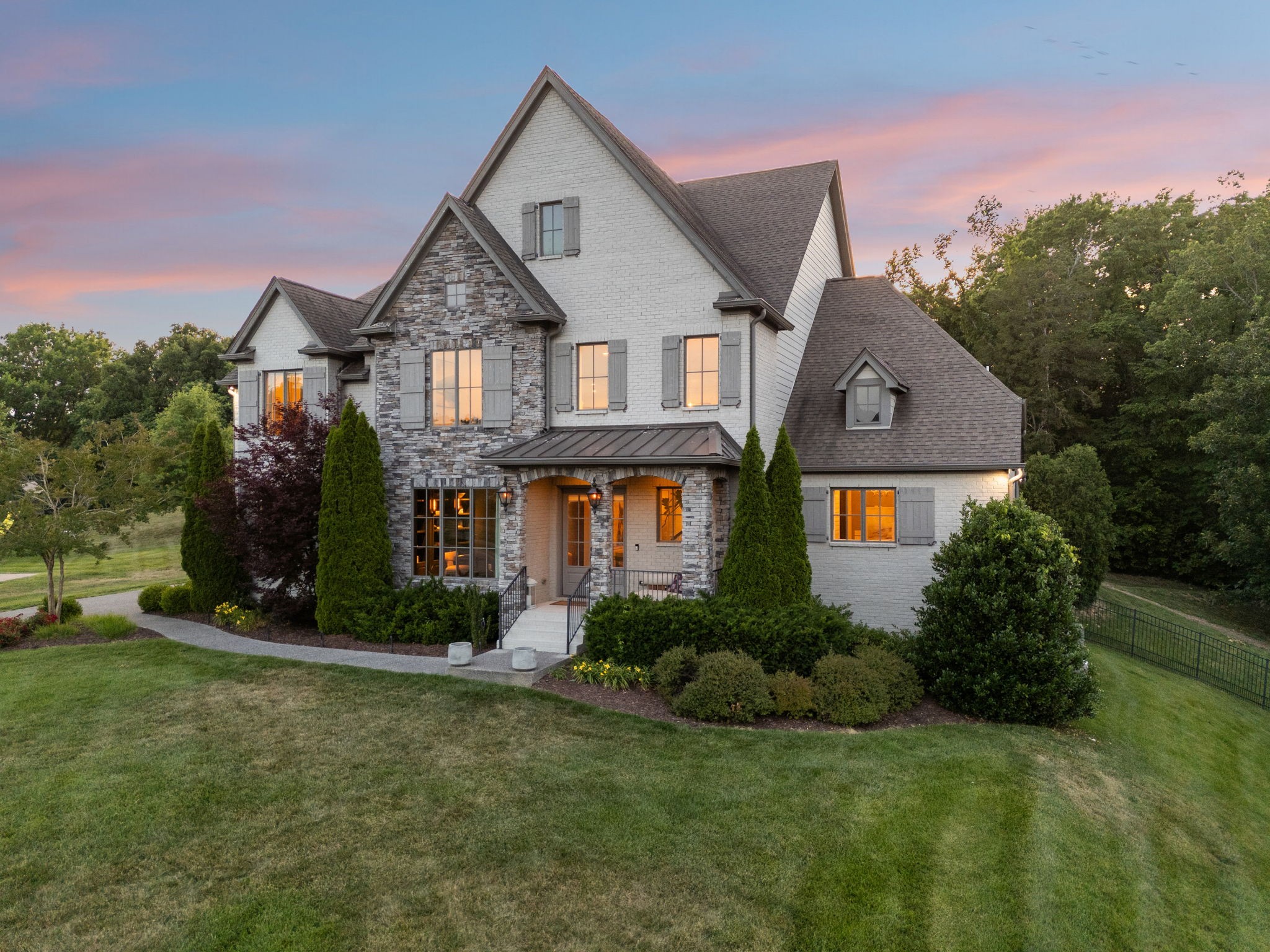 1823 Burland Crescent