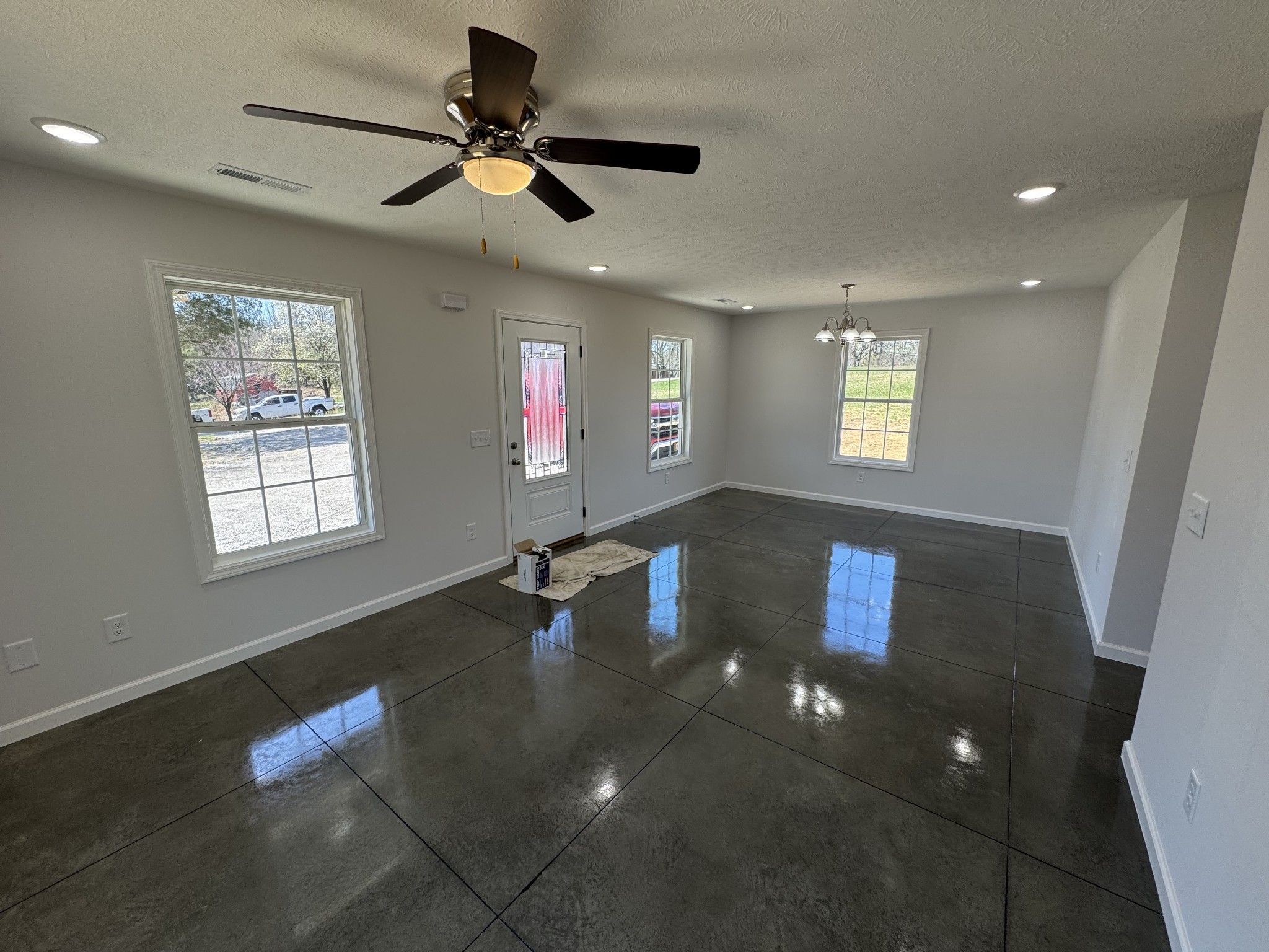 111 White Ln