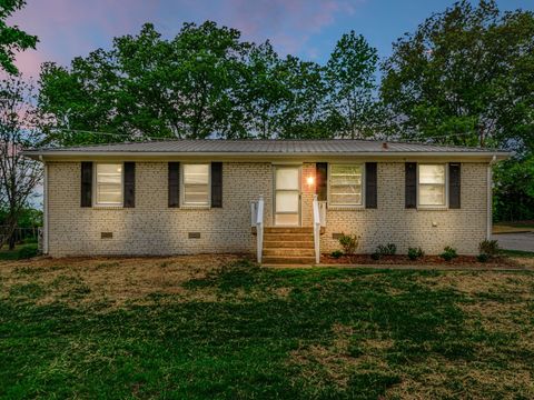 129 Hilltop Dr Mc Ewen TN 37101