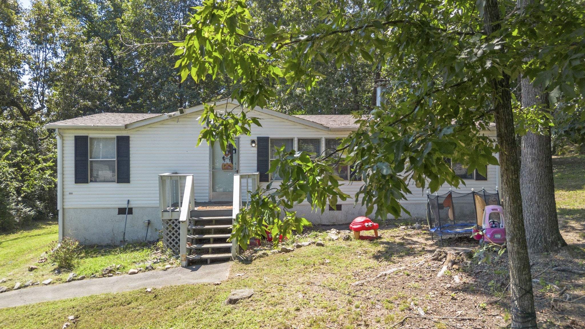 210 W Meadows Ln NE