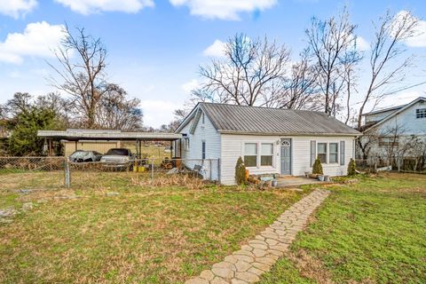 737 Saunders Ct Nashville TN 37216