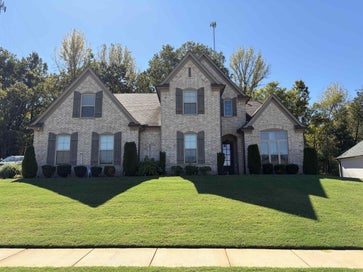125 LAUREL GLEN DR Oakland TN 38060