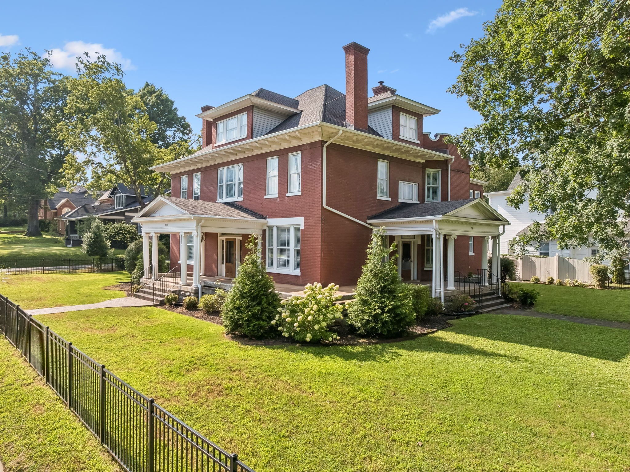 310 W 6th St