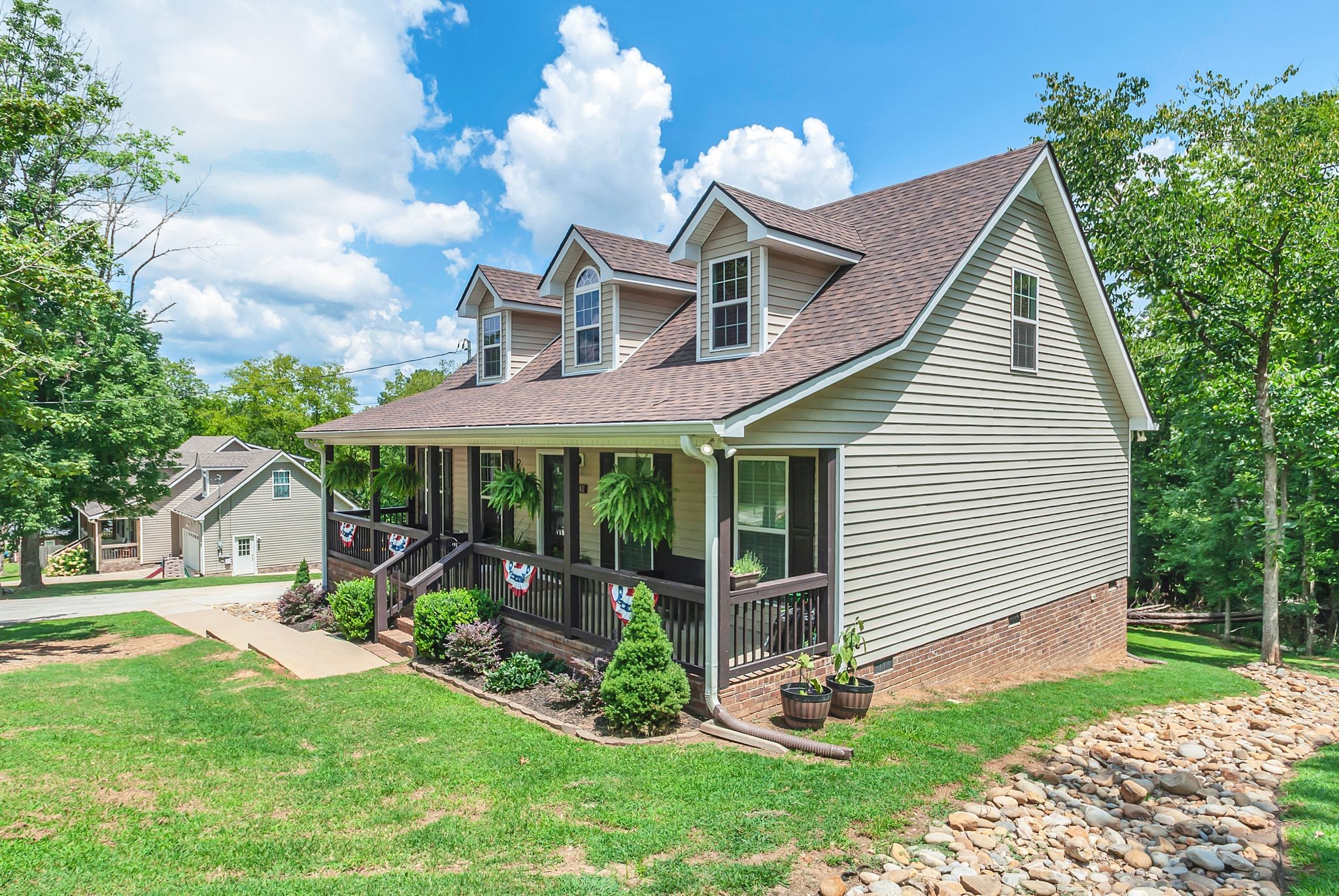 541 Skyline Dr S