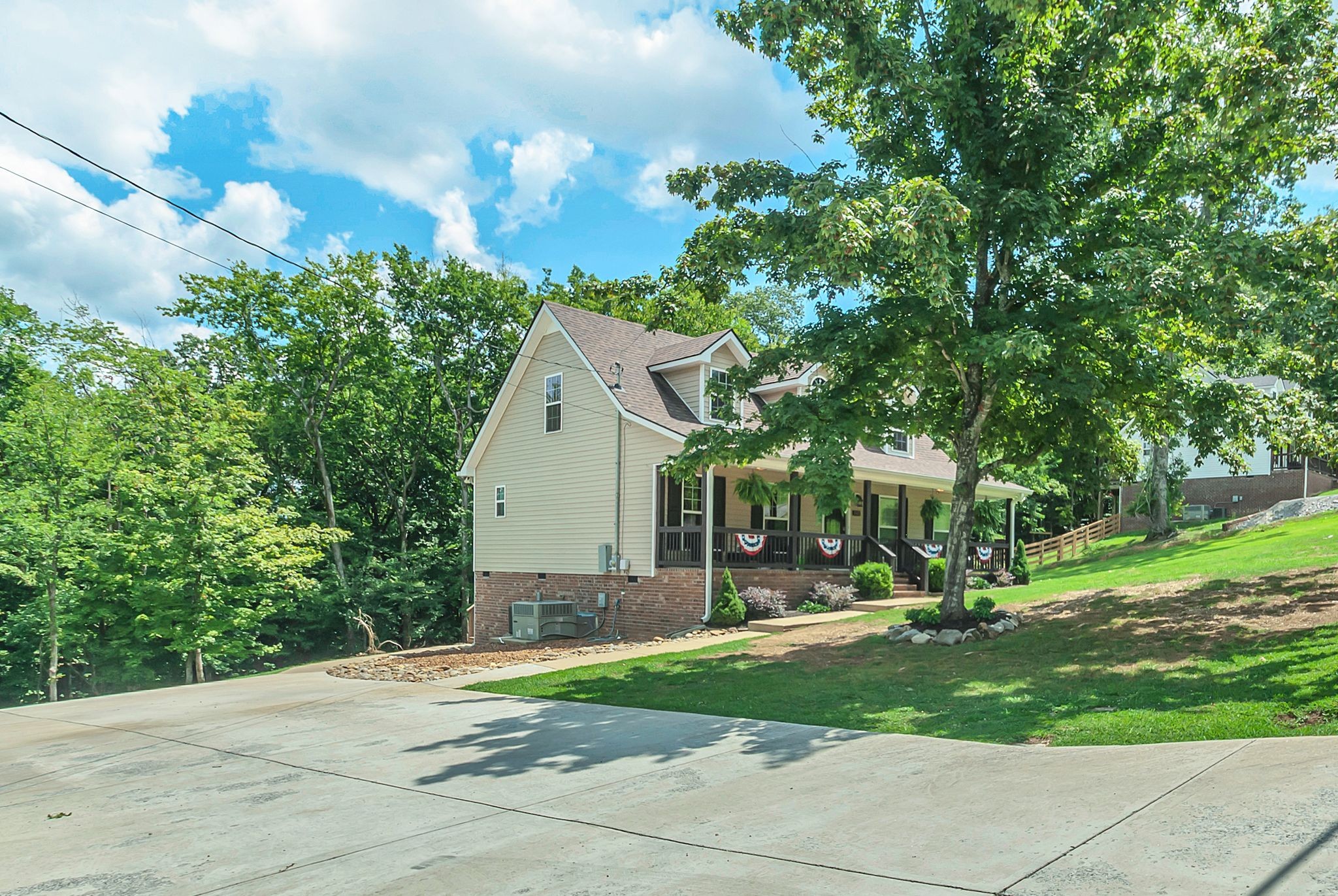 541 Skyline Dr S
