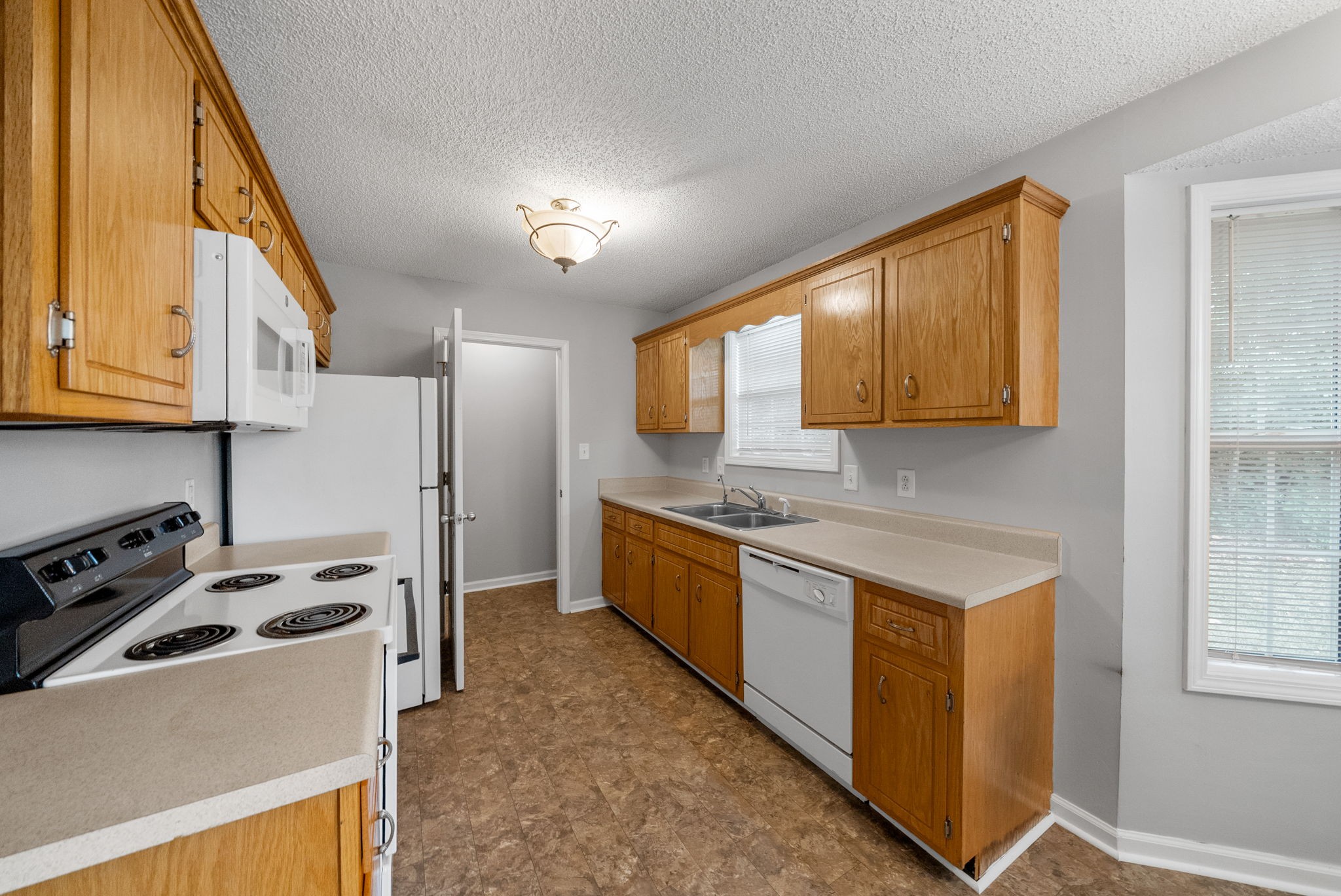 Clarksville, Tennessee 37042, United States, 3 Bedrooms Bedrooms, ,2 BathroomsBathrooms,Residential,Pending,214924