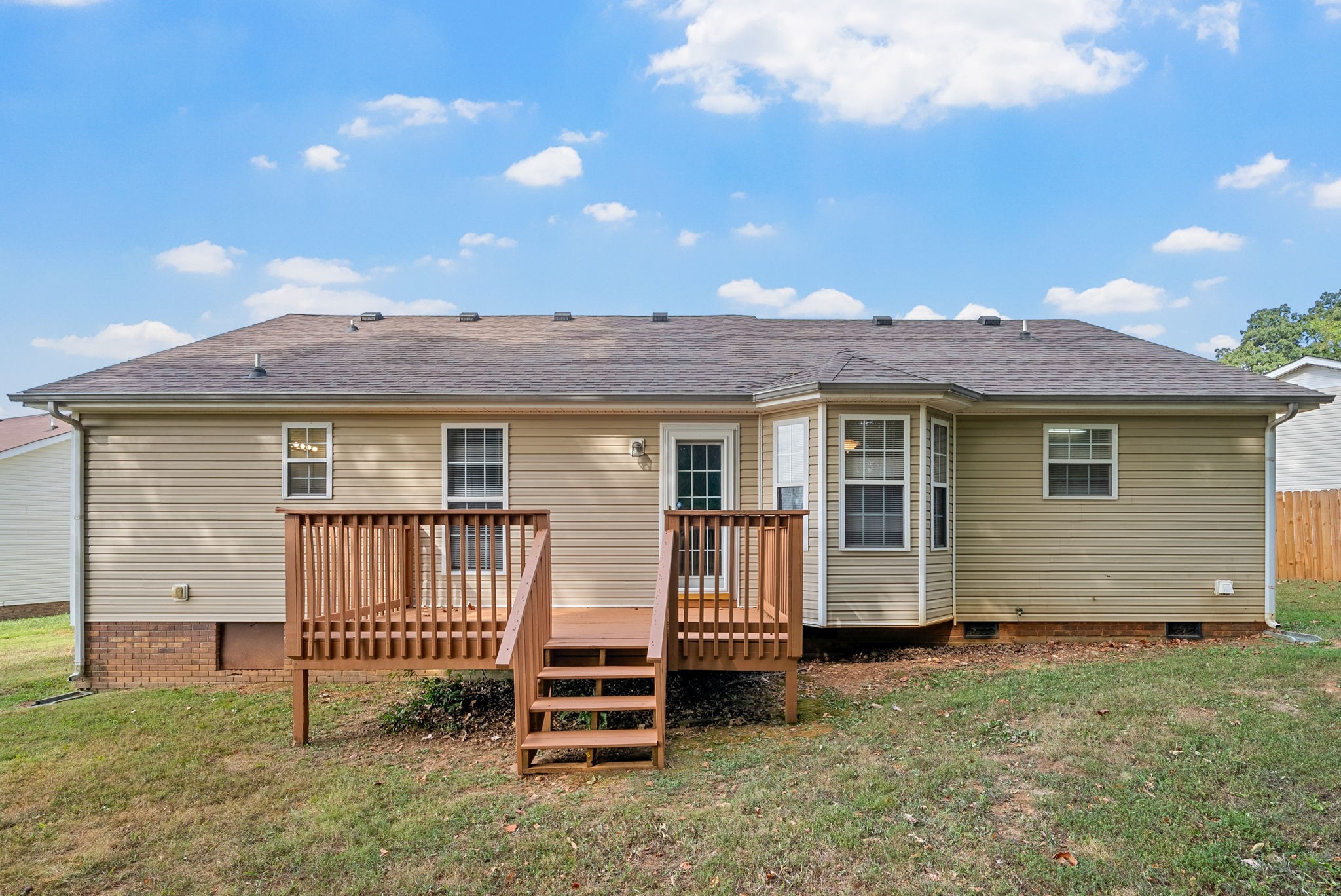 Clarksville, Tennessee 37042, United States, 3 Bedrooms Bedrooms, ,2 BathroomsBathrooms,Residential,Pending,214924