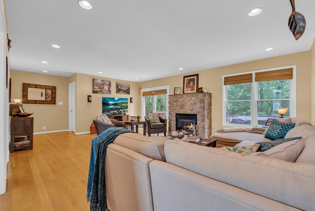 290 Hearthstone Dr