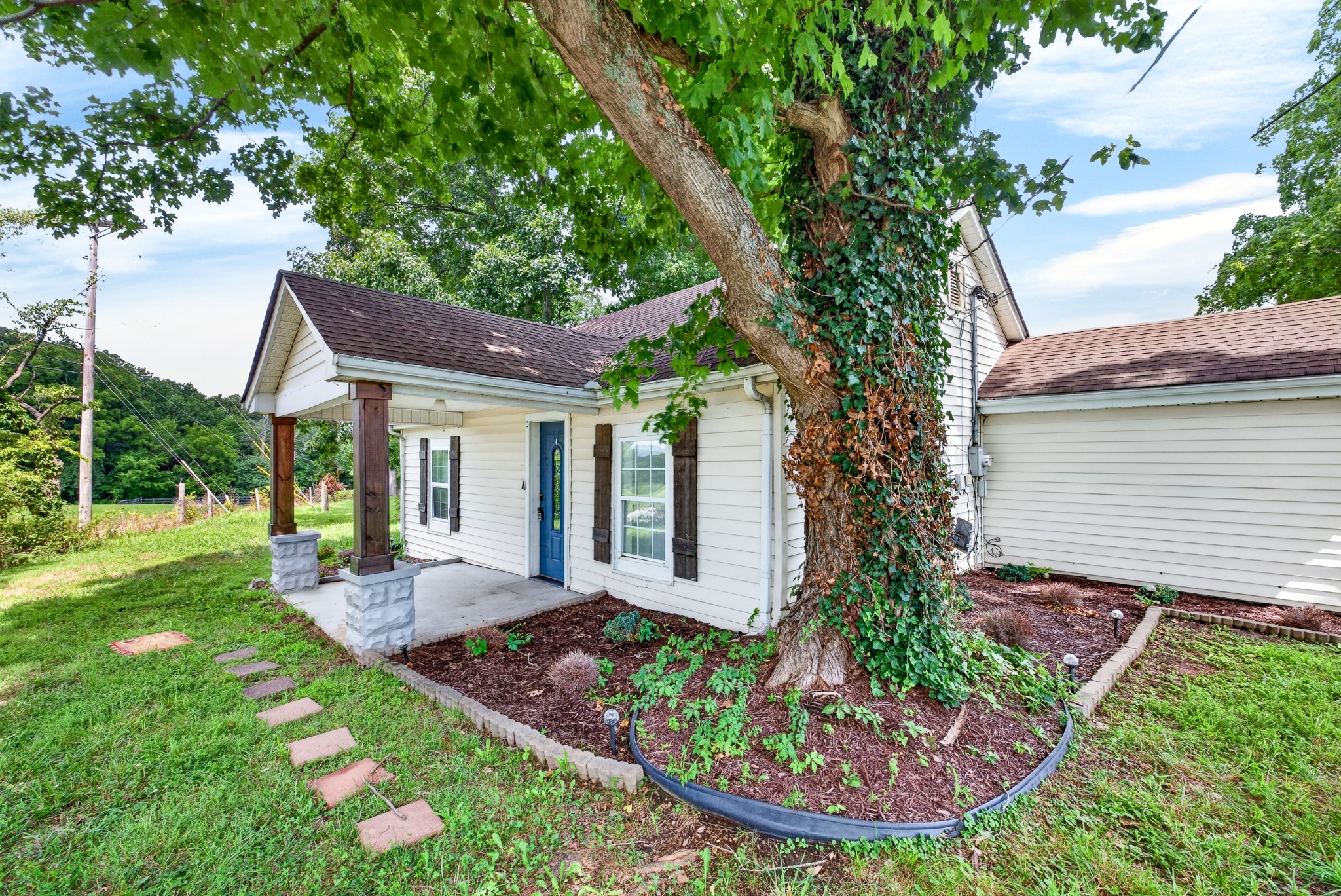 5904 Highway 76E E