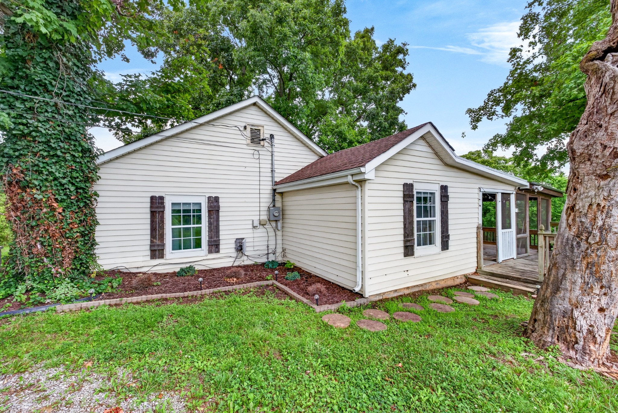 5904 Highway 76E E