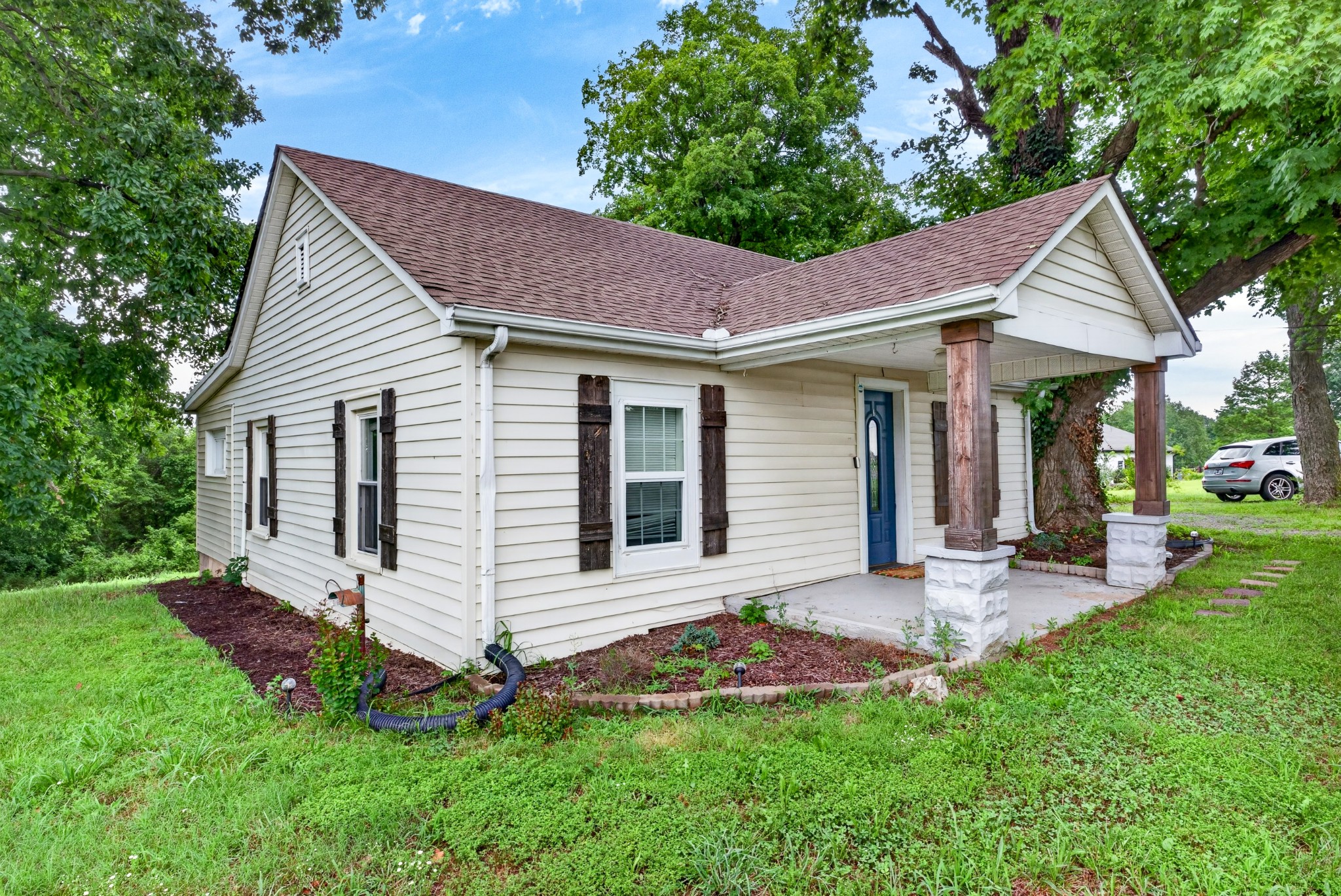 5904 Highway 76E E