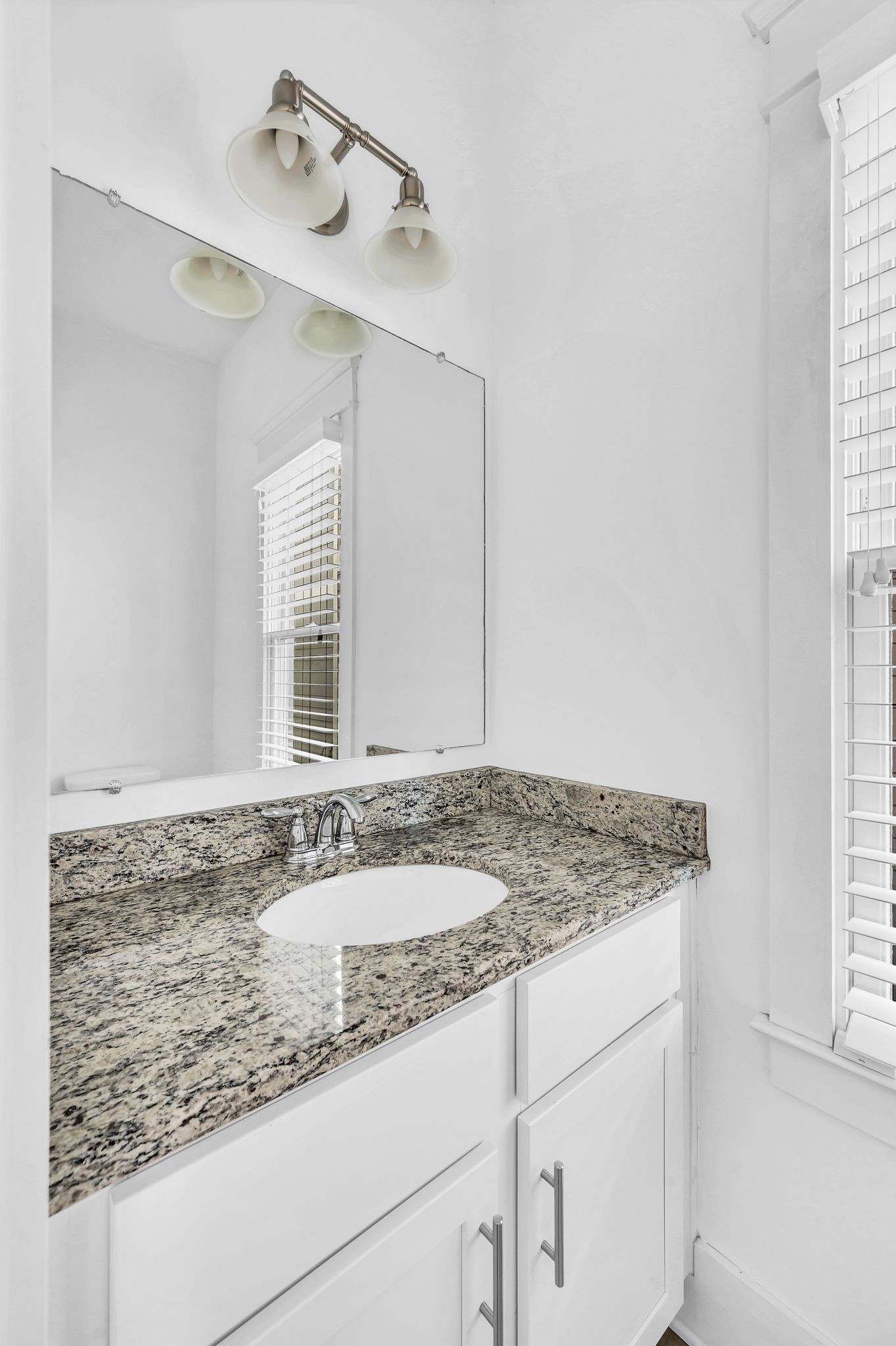 Nashville, Tennessee 37209, United States, 3 Bedrooms Bedrooms, ,3 BathroomsBathrooms,Residential,Active,40319