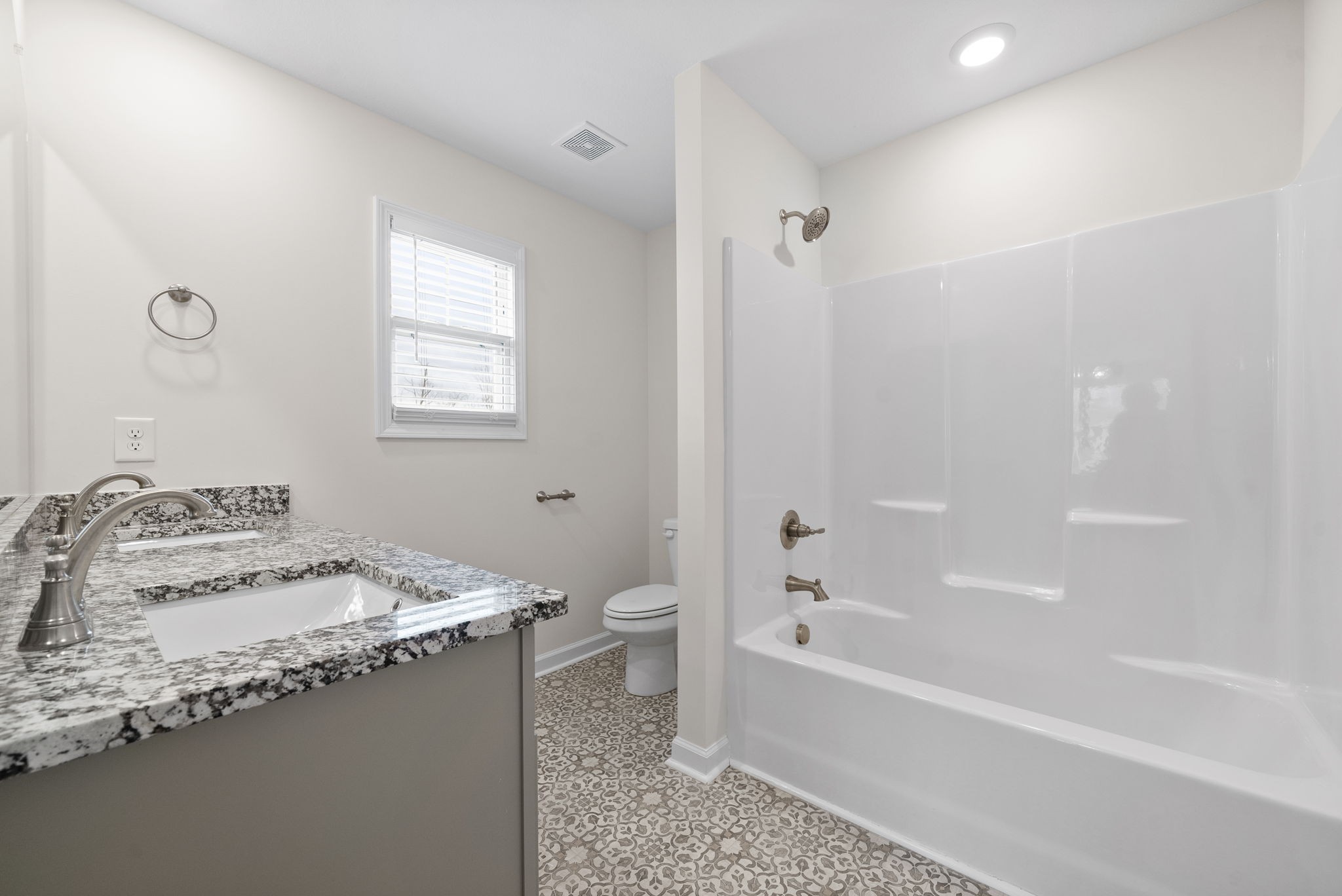 Clarksville, Tennessee 37040, United States, 3 Bedrooms Bedrooms, ,3 BathroomsBathrooms,Residential,Active,94628