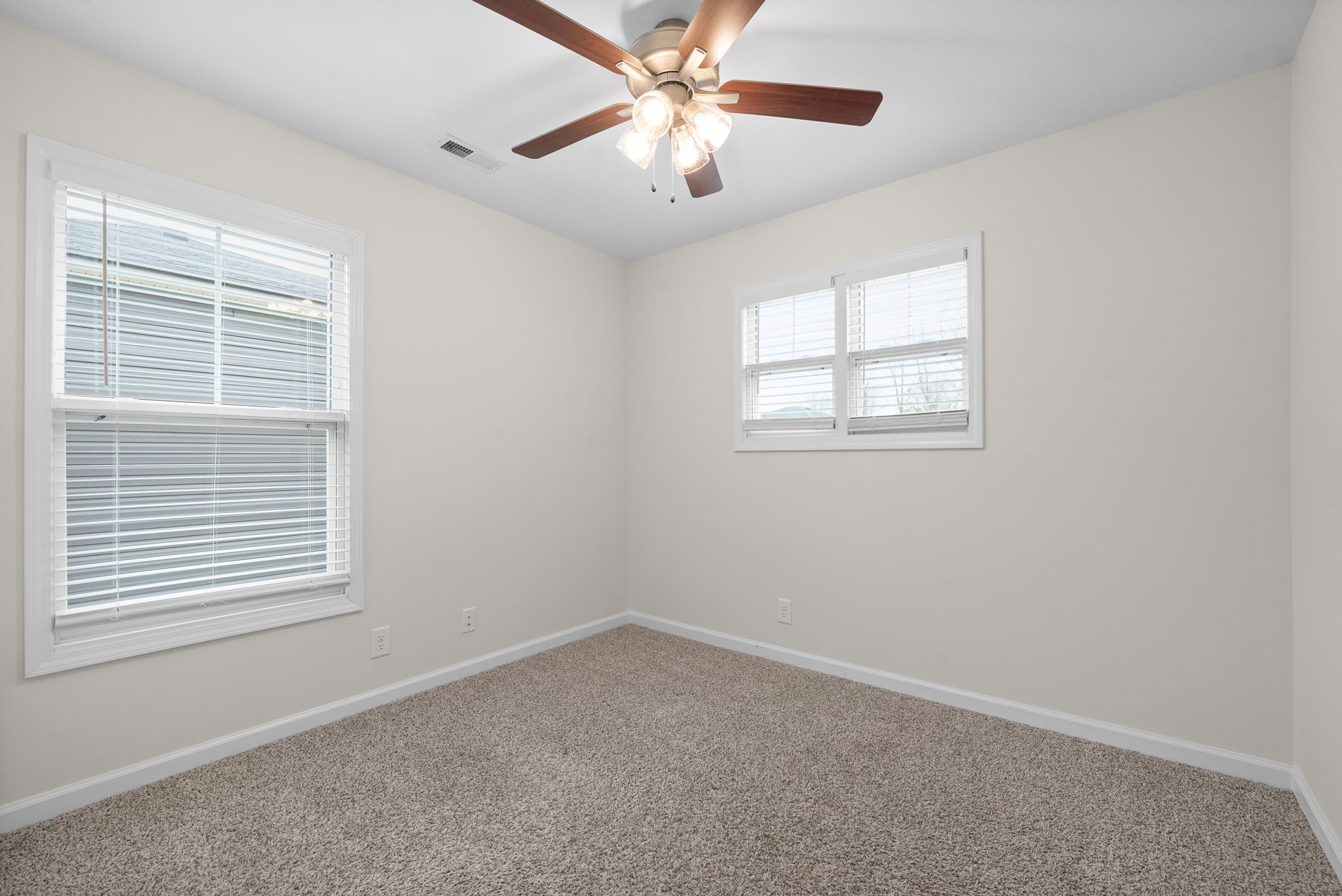 Clarksville, Tennessee 37040, United States, 3 Bedrooms Bedrooms, ,3 BathroomsBathrooms,Residential,Active,94628