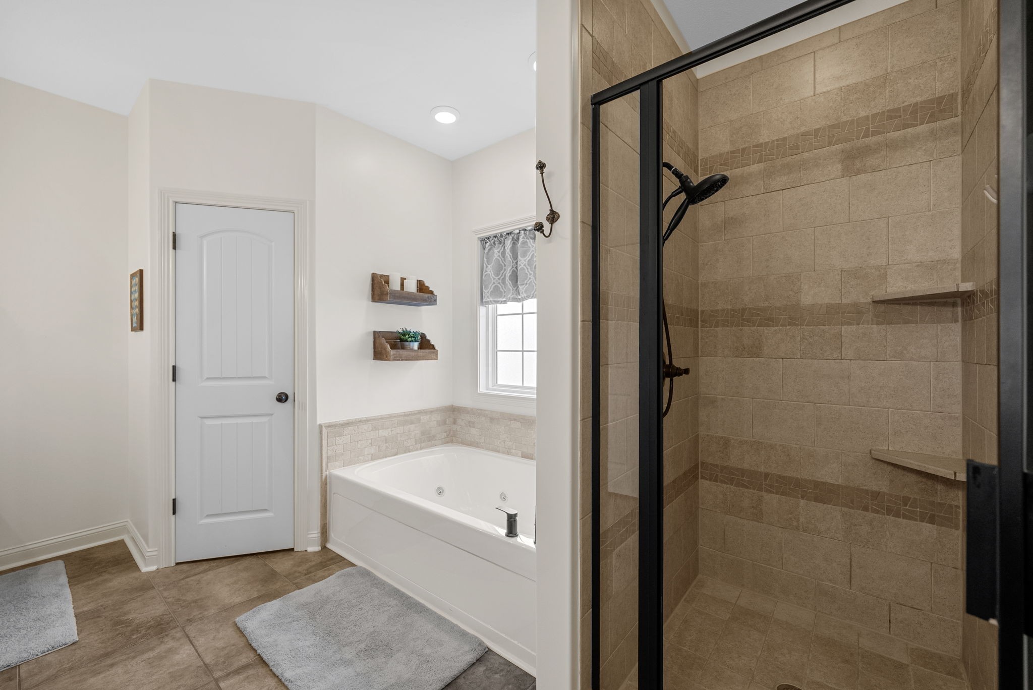 Clarksville, Tennessee 37043, United States, 4 Bedrooms Bedrooms, ,4 BathroomsBathrooms,Residential,Pending,204403