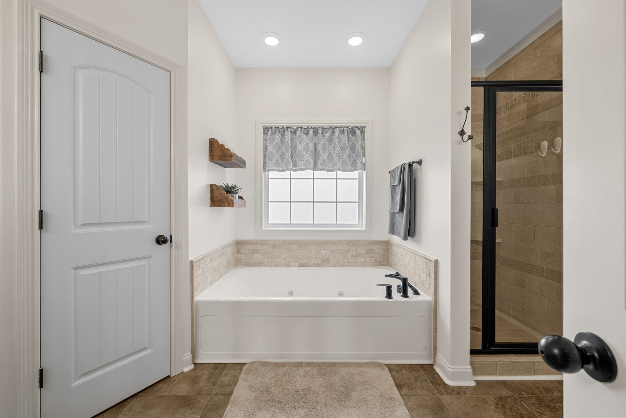 Clarksville, Tennessee 37043, United States, 4 Bedrooms Bedrooms, ,4 BathroomsBathrooms,Residential,Pending,204403