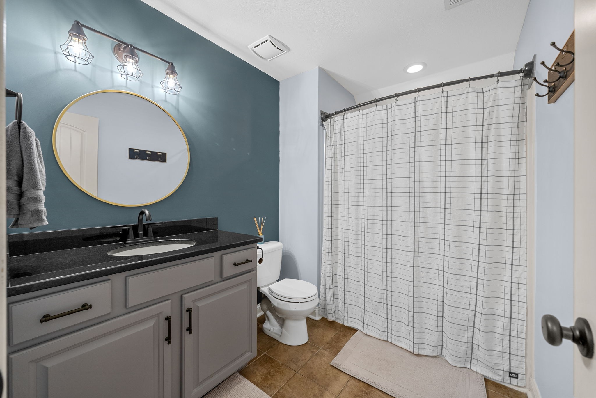 Clarksville, Tennessee 37043, United States, 4 Bedrooms Bedrooms, ,4 BathroomsBathrooms,Residential,Pending,204403