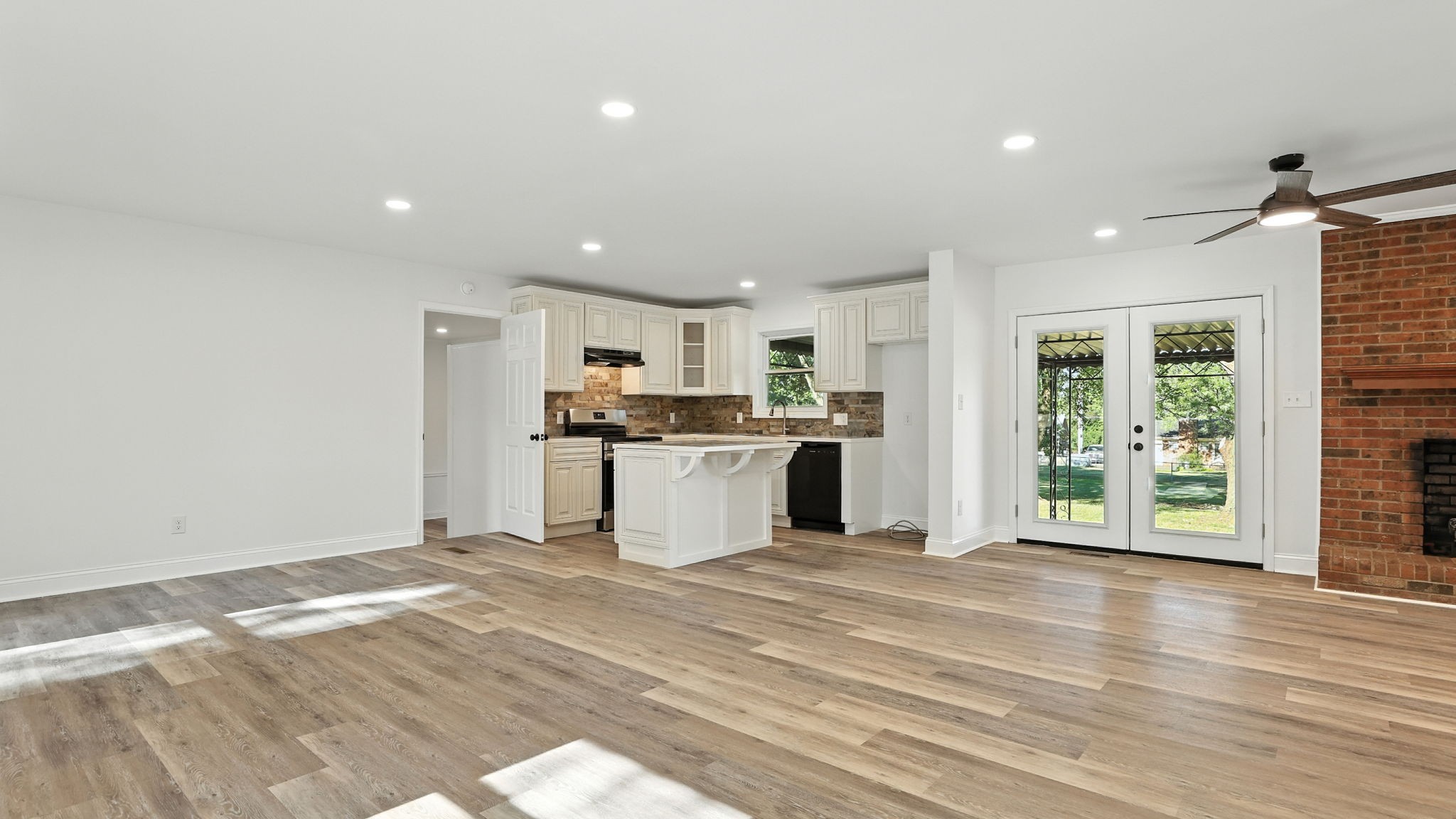 548 Hillside Ln