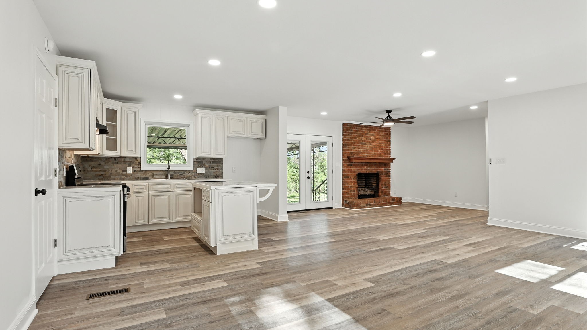 548 Hillside Ln