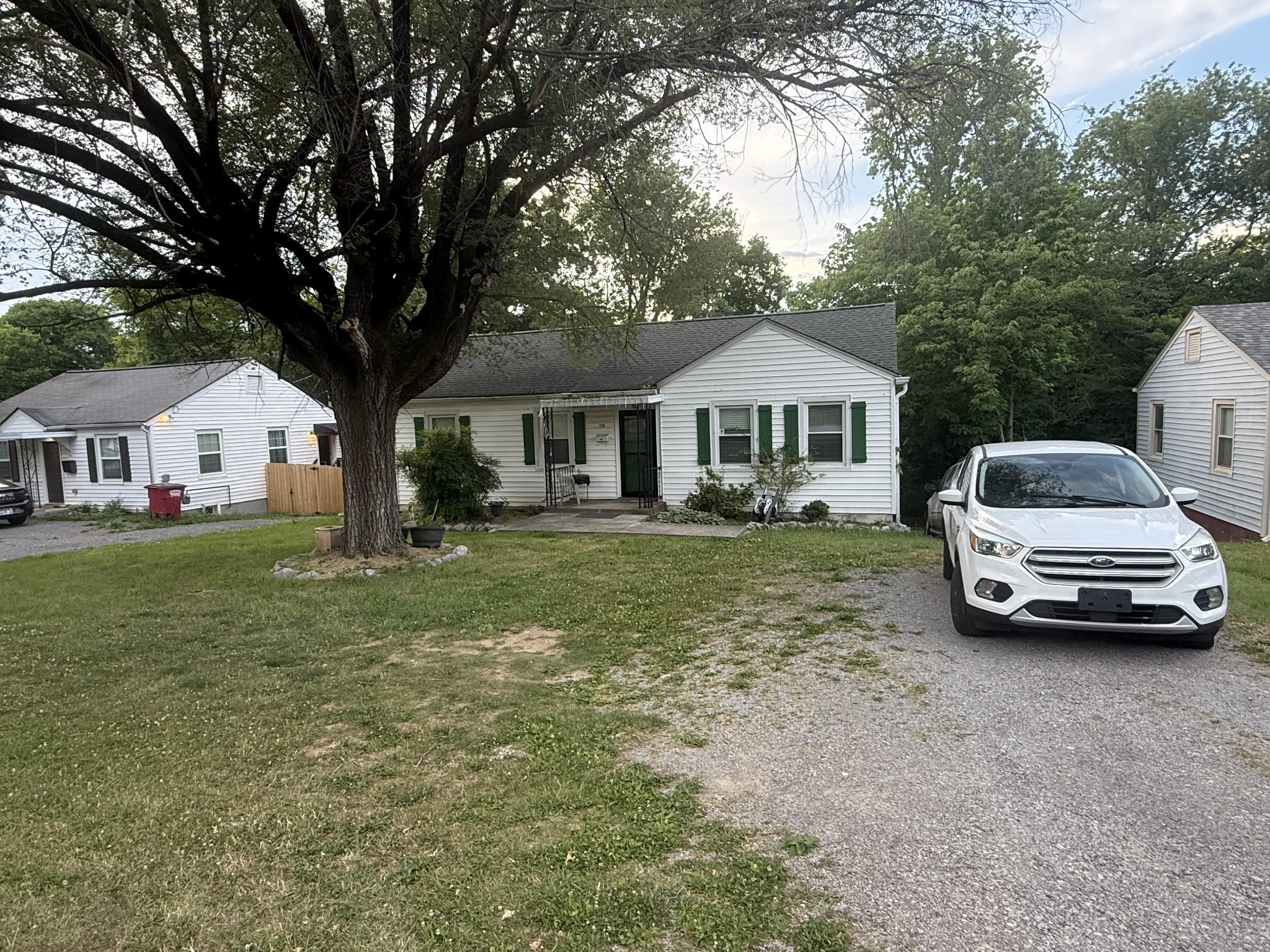735 Woodmont Blvd